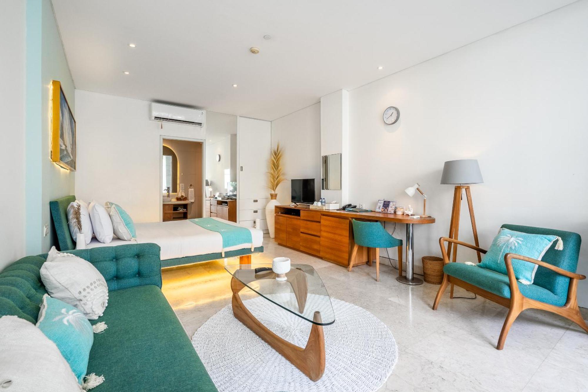 Deluxe Suite with Pool Access