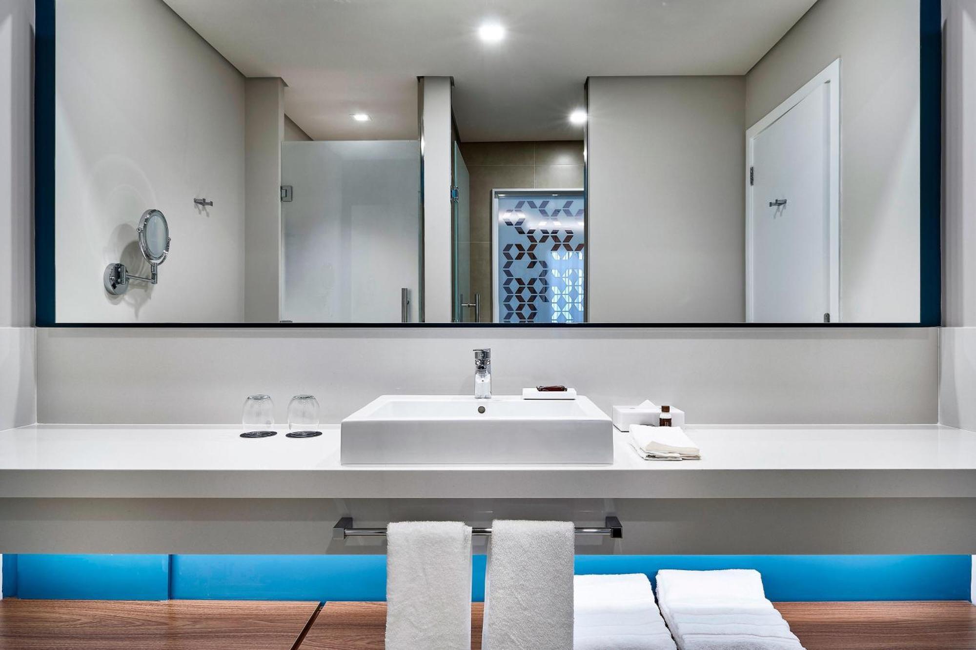 Guest room, 1 King, City view