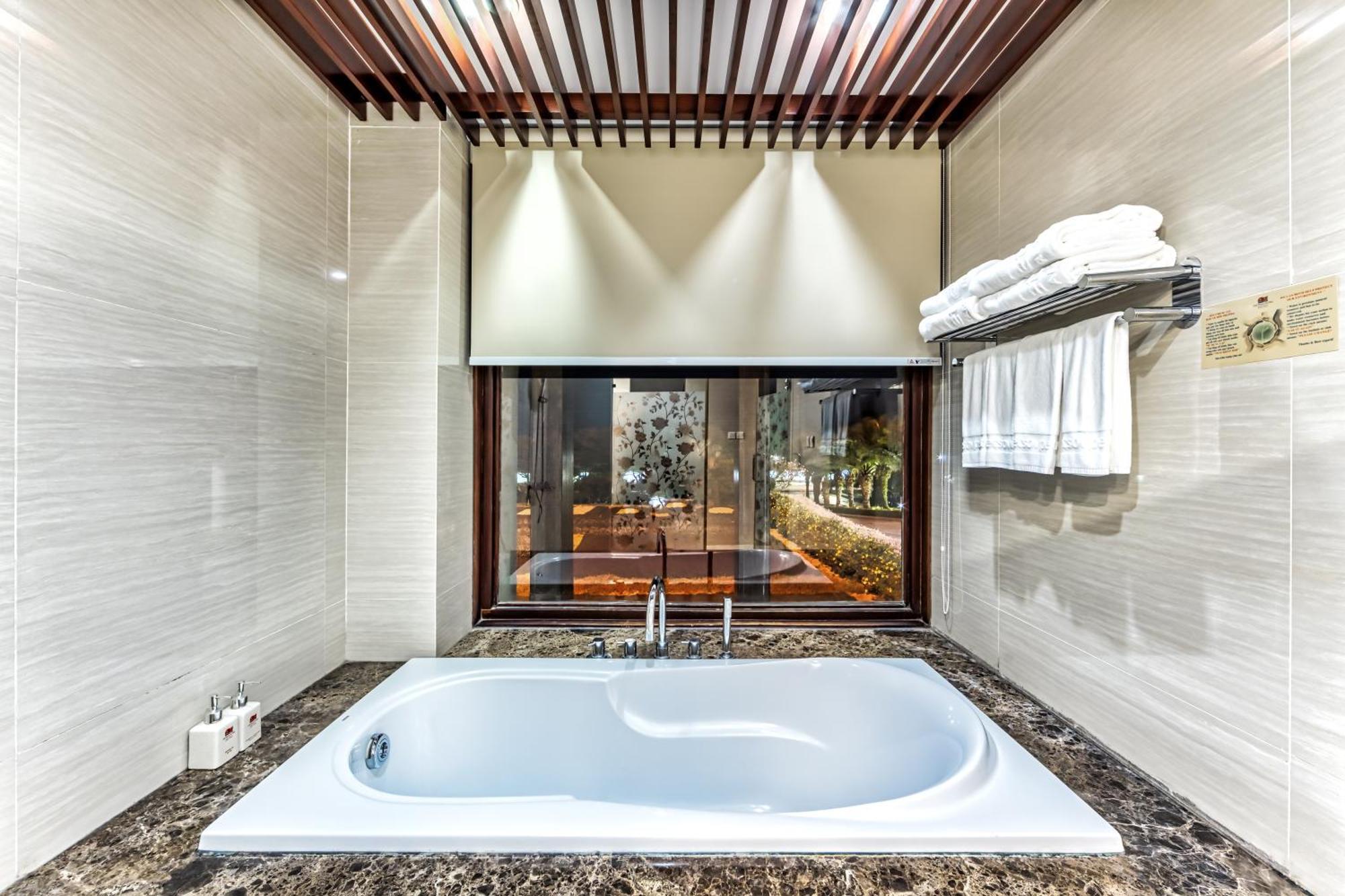 Suite with Balcony and Garden View