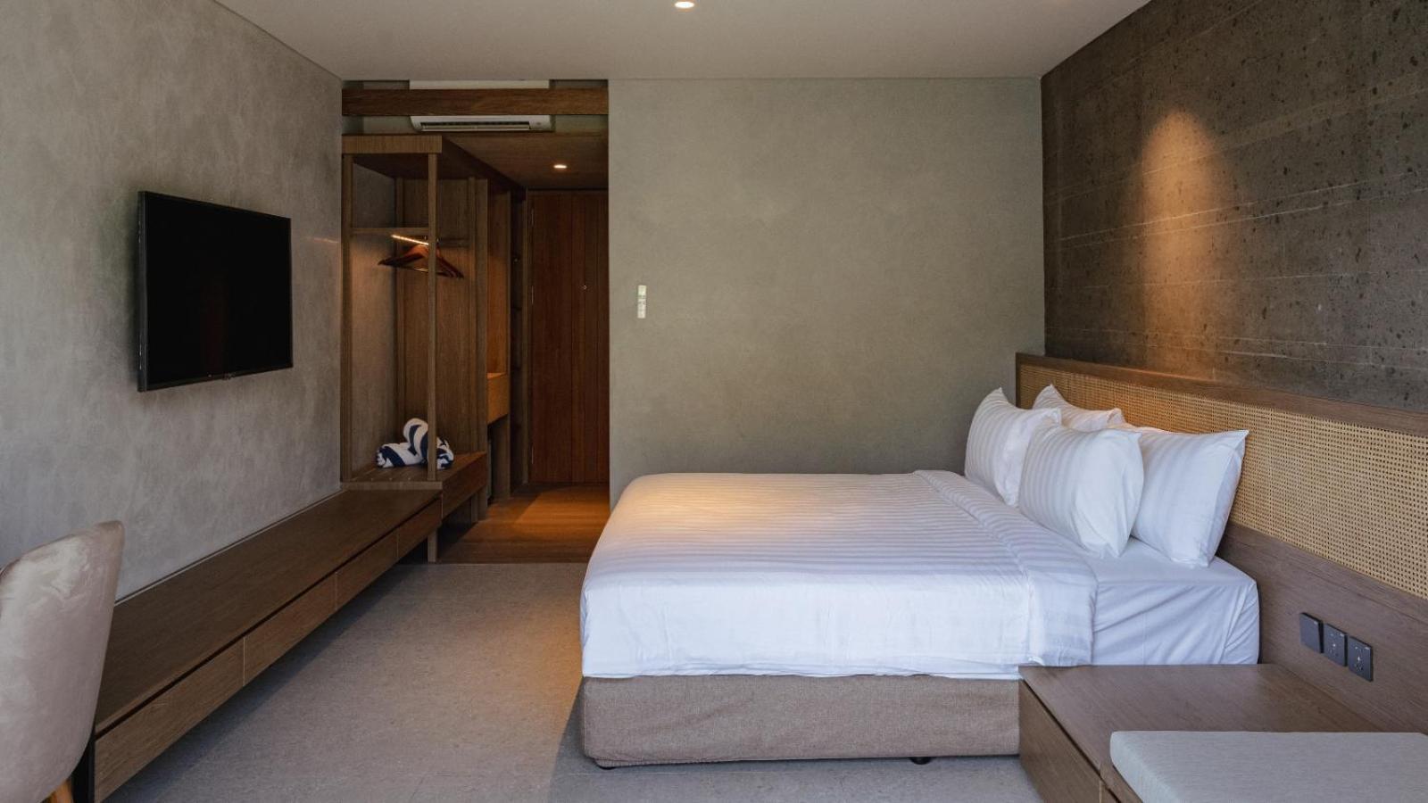 Deluxe Room Pool Access
