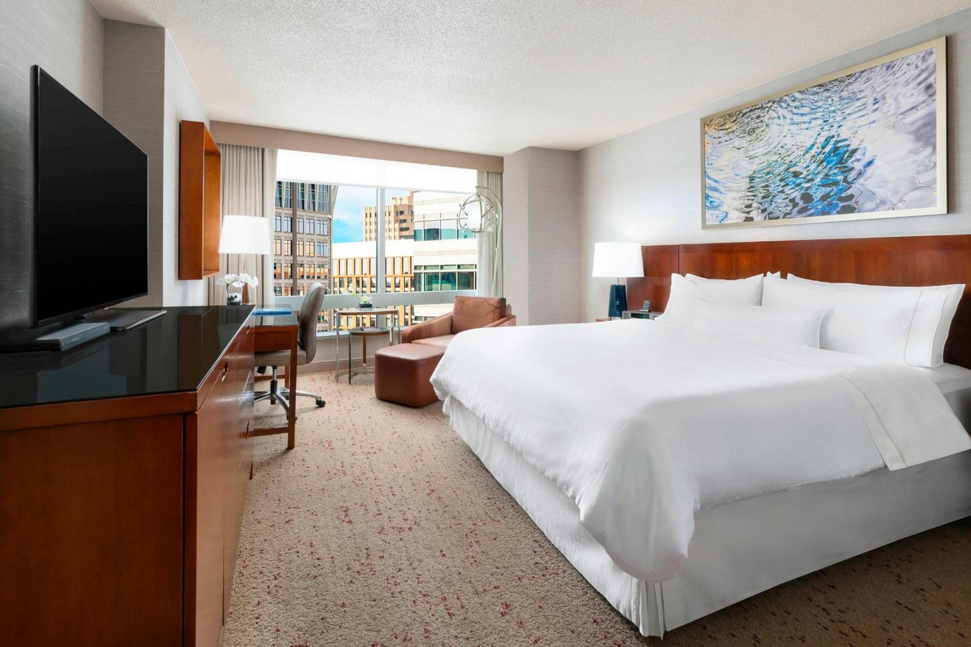 Guest room, 1 King, City view