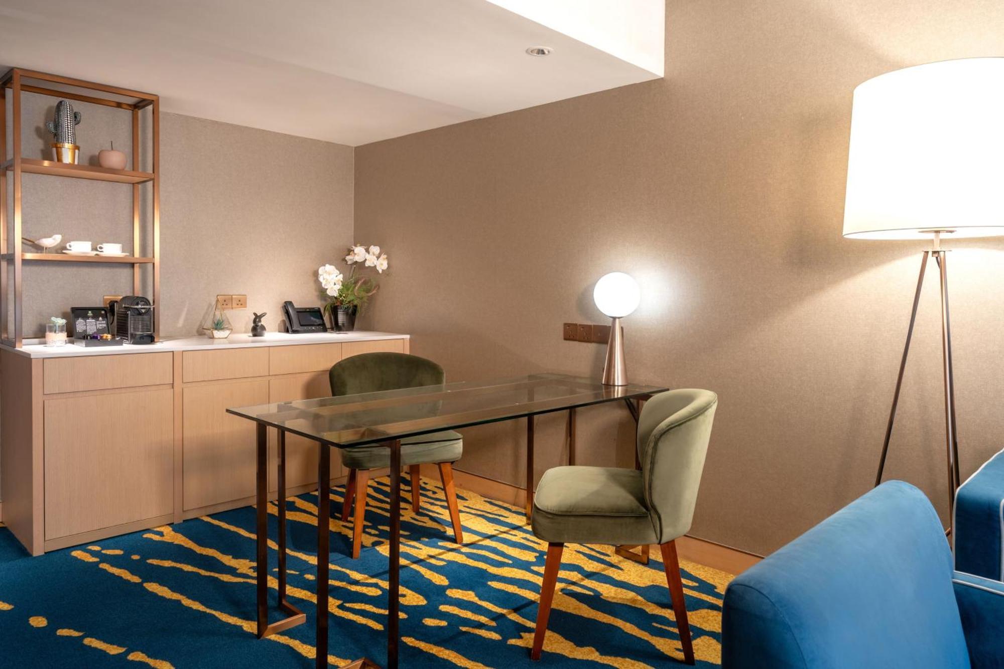 One-Bedroom Suite - Middle Floor