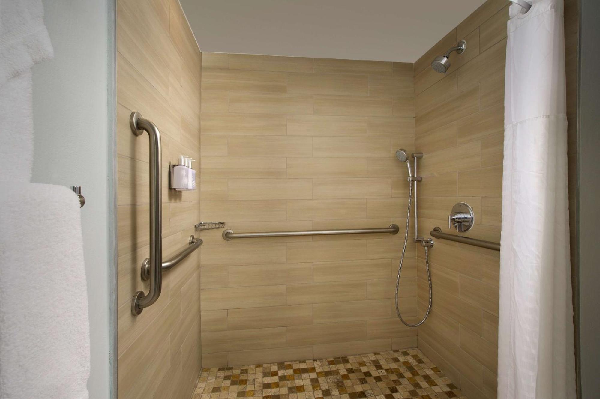 Habitación con cama extragrande y ducha a ras de suelo - Adaptada para personas de movilidad reducida/No fumadores