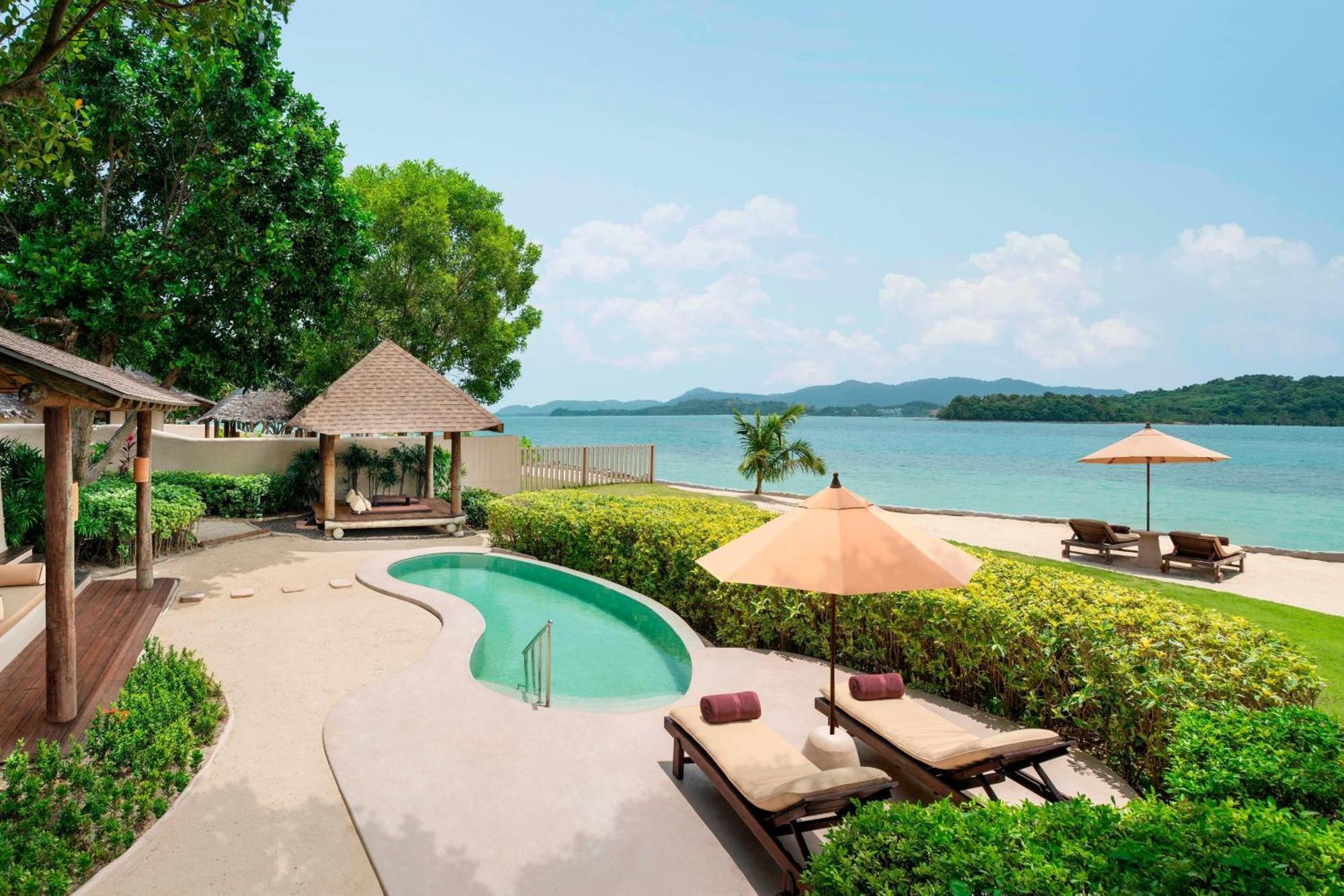 One-Bedroom Beachfront Villa Sofa Bed Private Pool