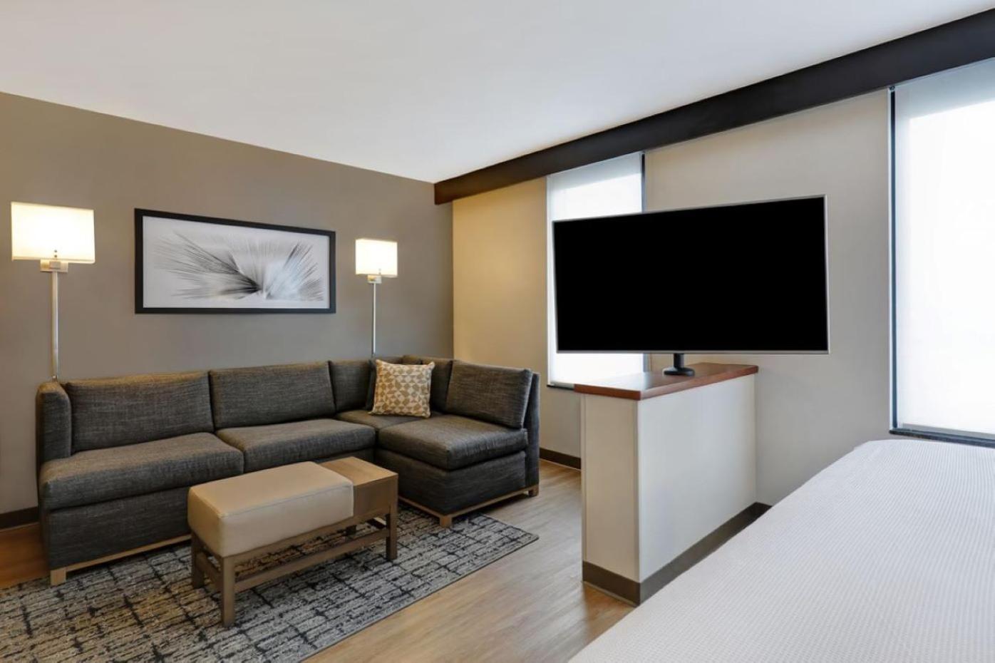 Habitación con cama extragrande, sofá cama y bañera accesible - Adaptada para personas con discapacidad