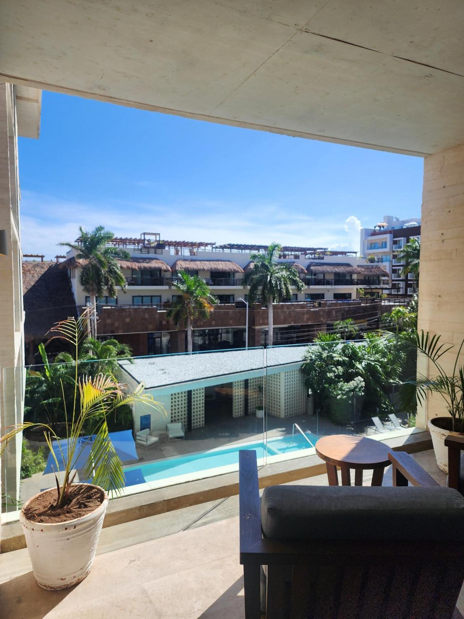 Studio Pool View
