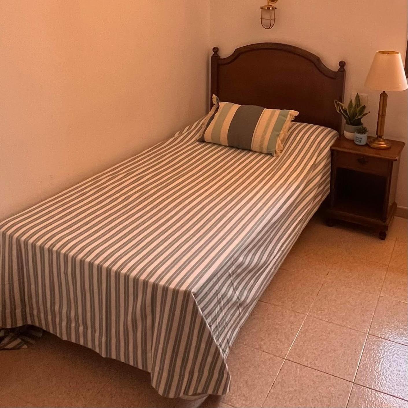 Cama en habitación femenina compartida de 4 camas