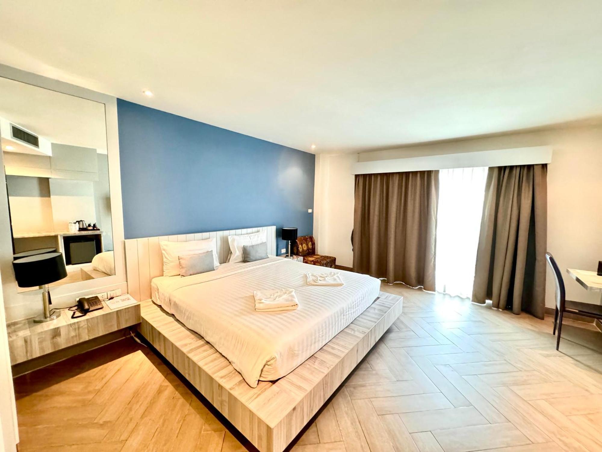 Superior Double Room with Bathtub