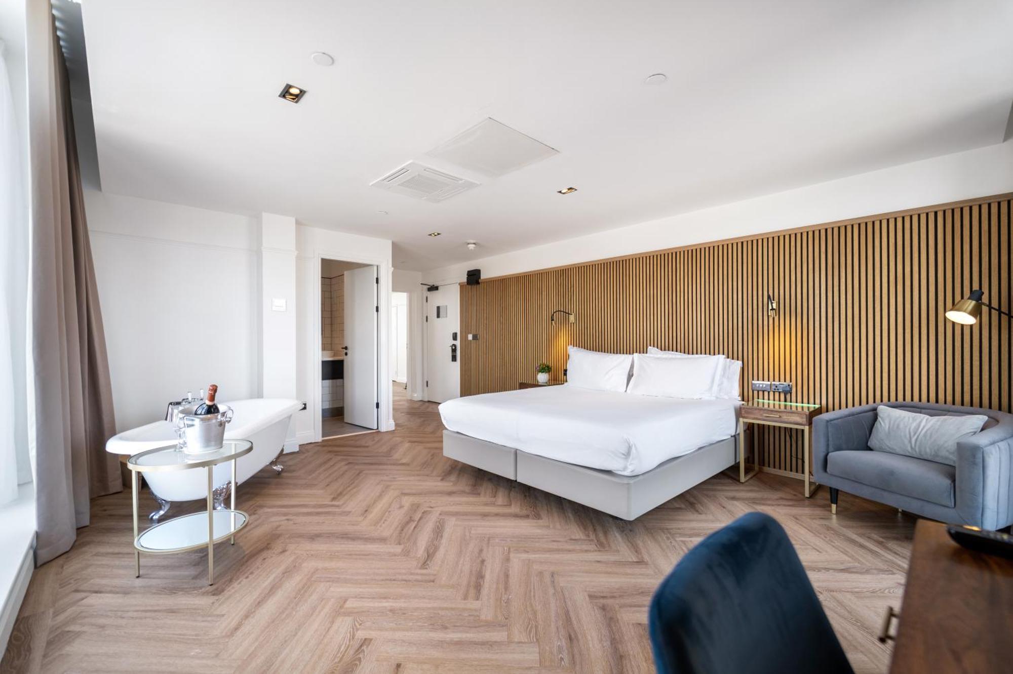 One-Bedroom Penthouse Suite with Double Bed and Terrace - City View