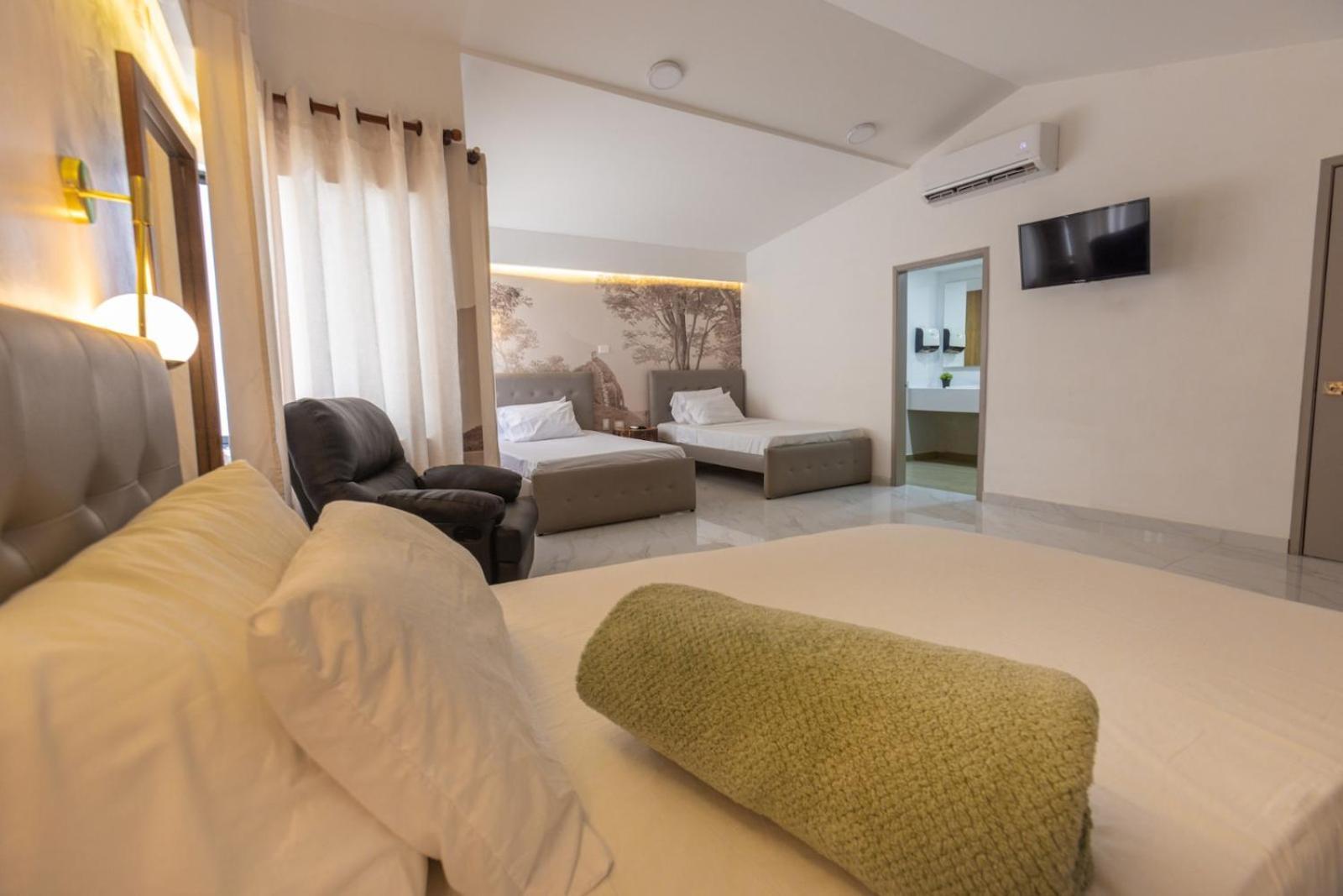Habitación Triple con vistas a la piscina