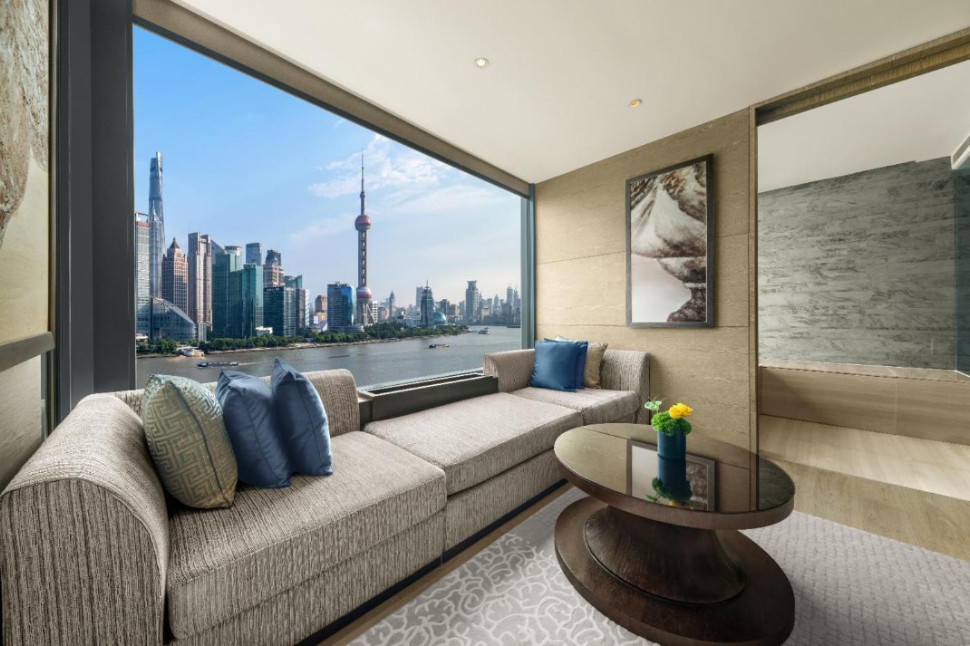 Family Connecting Premier Bund View Suite Oriental Pearl Tower View