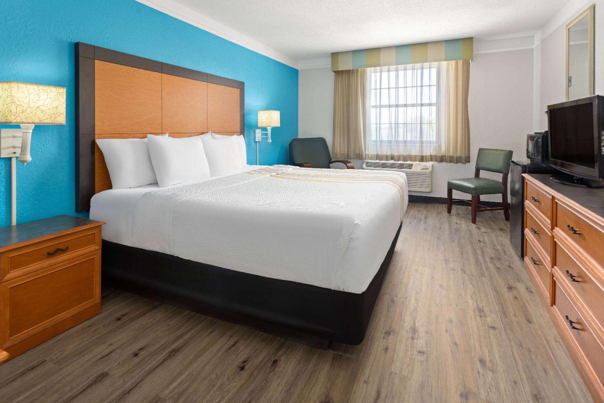 Deluxe King Room - Non-Smoking