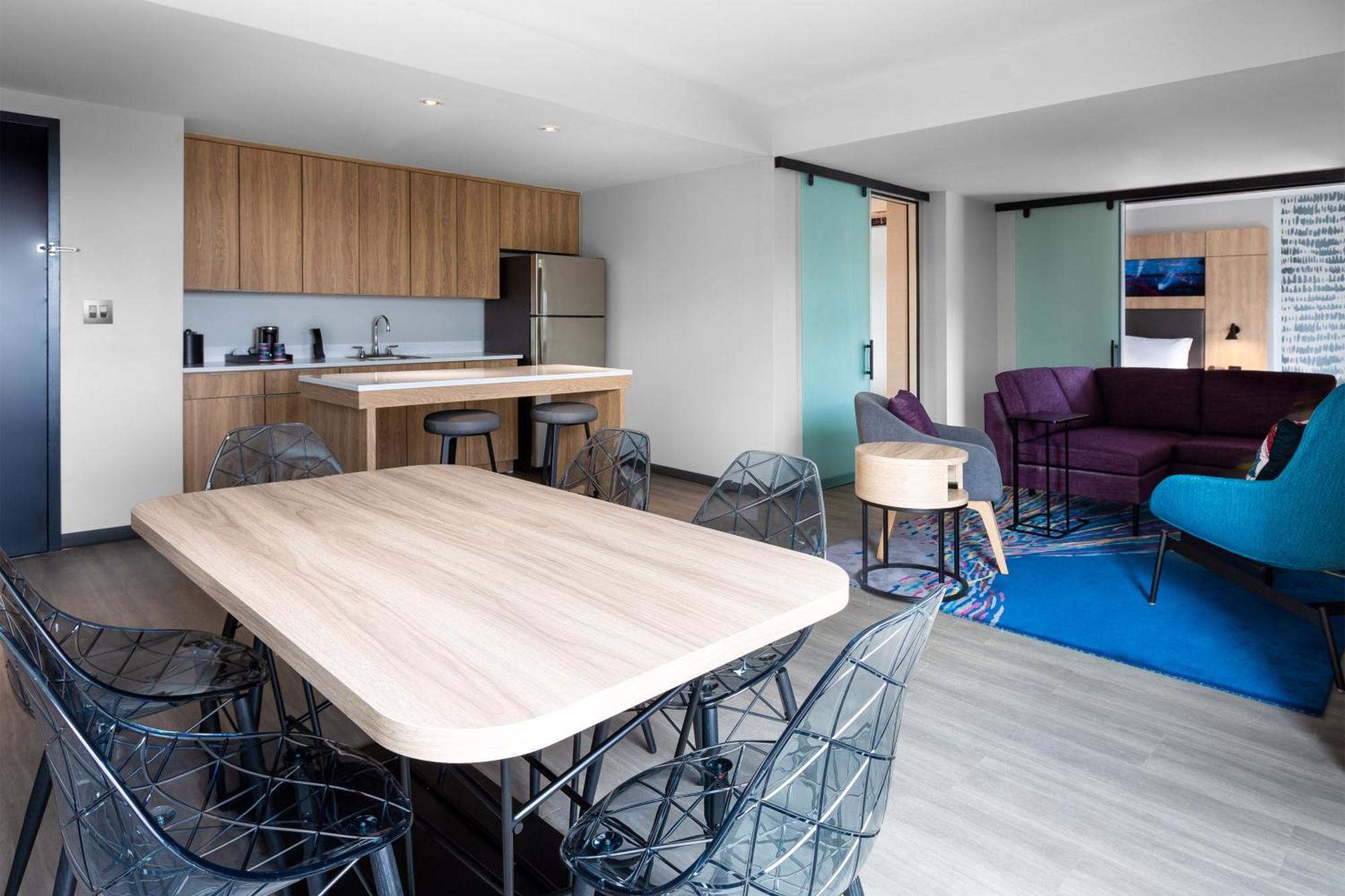 Suite Aloft con cama extragrande y vistas parciales a la bahía