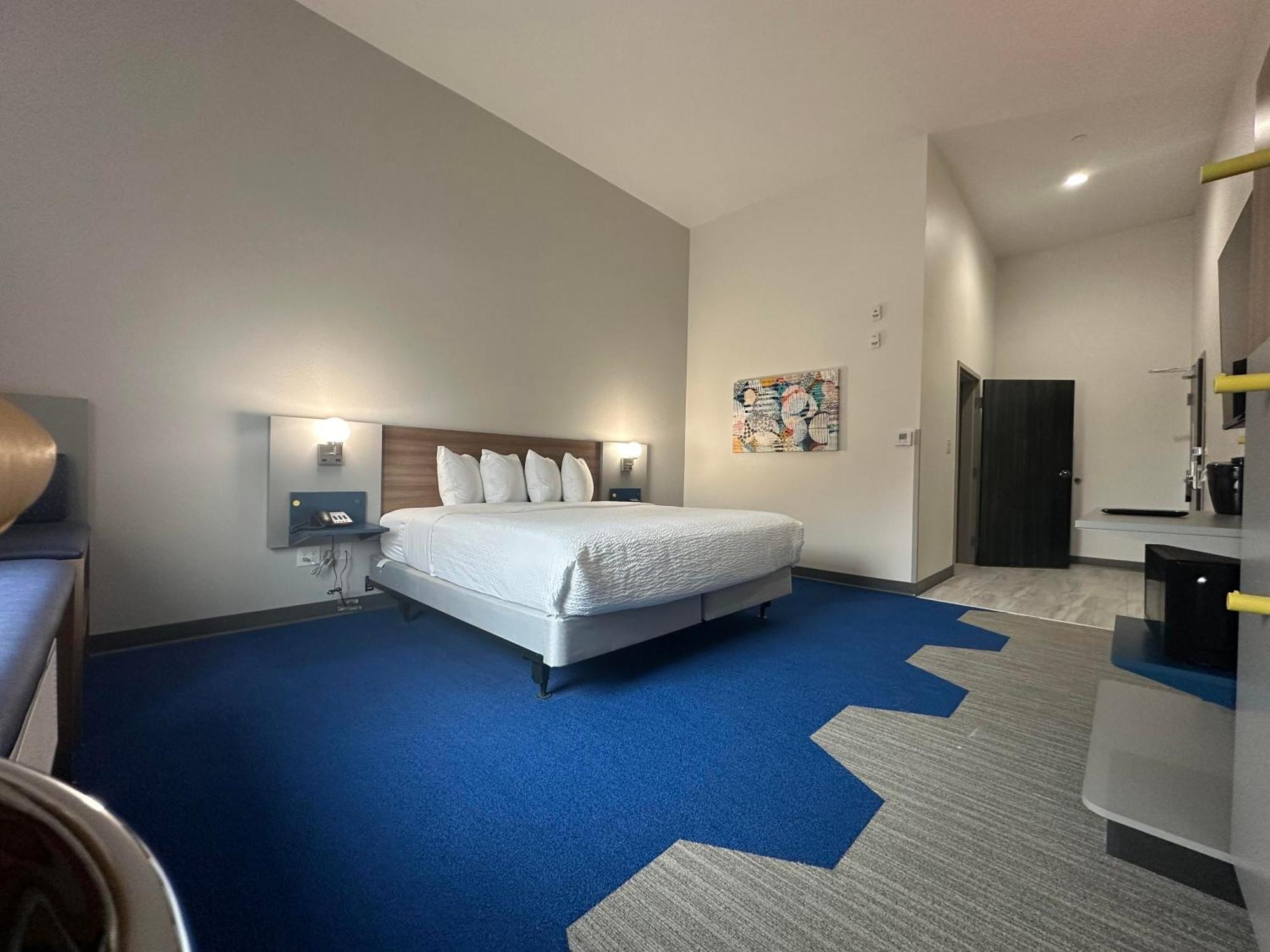 King Room with Mobility/Hearing Access and Roll-In Shower, Non-Smoking