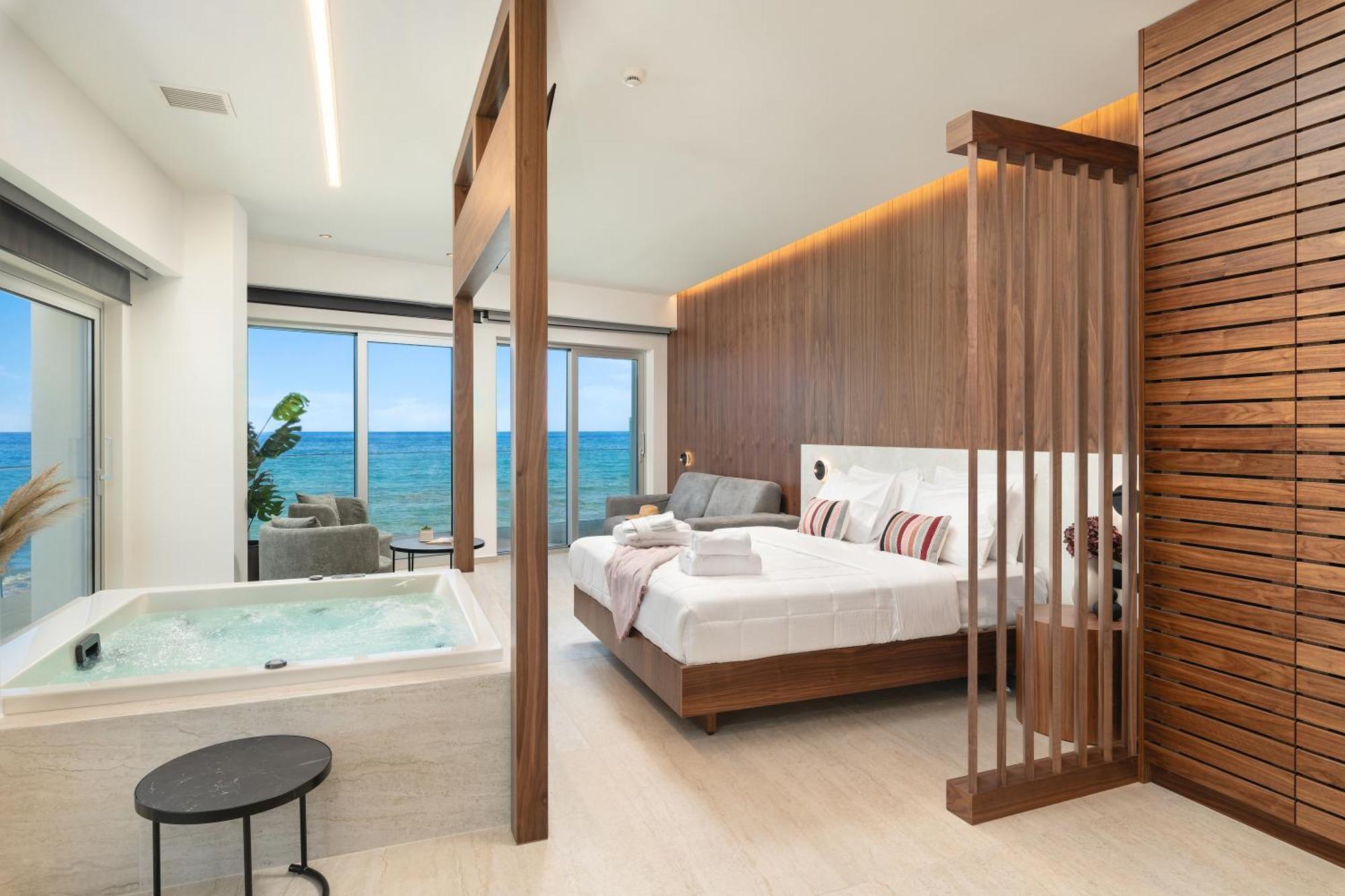 Superior Seafront Suite Indoor Hot tub