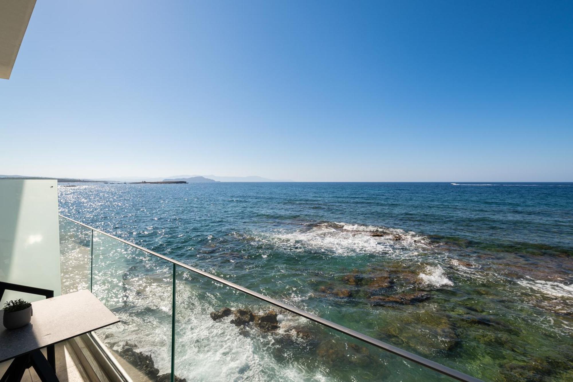 Superior Seafront Suite Indoor Hot tub