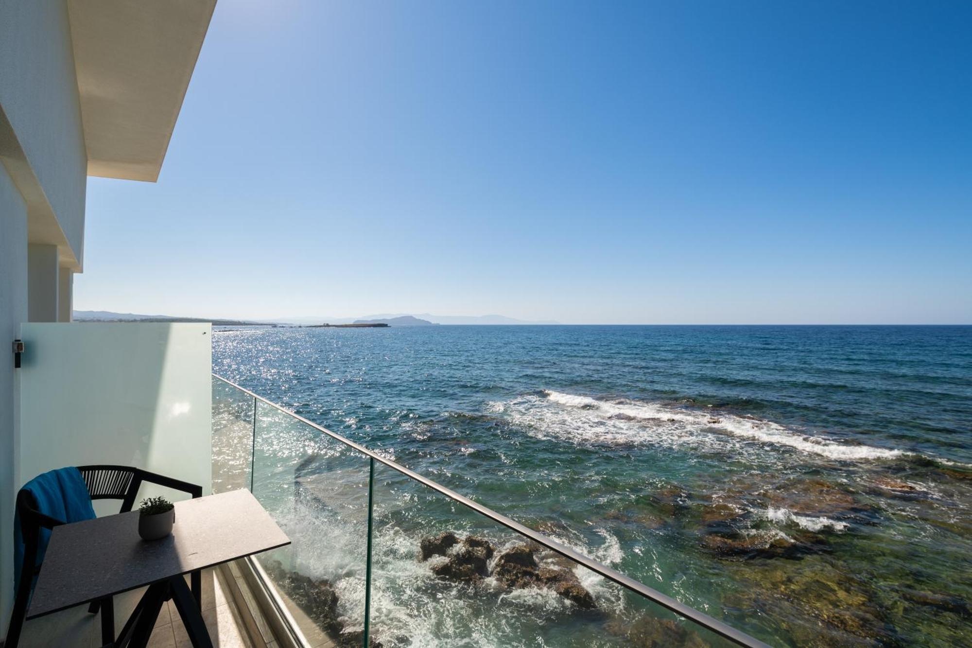 Superior Seafront Suite Indoor Hot tub
