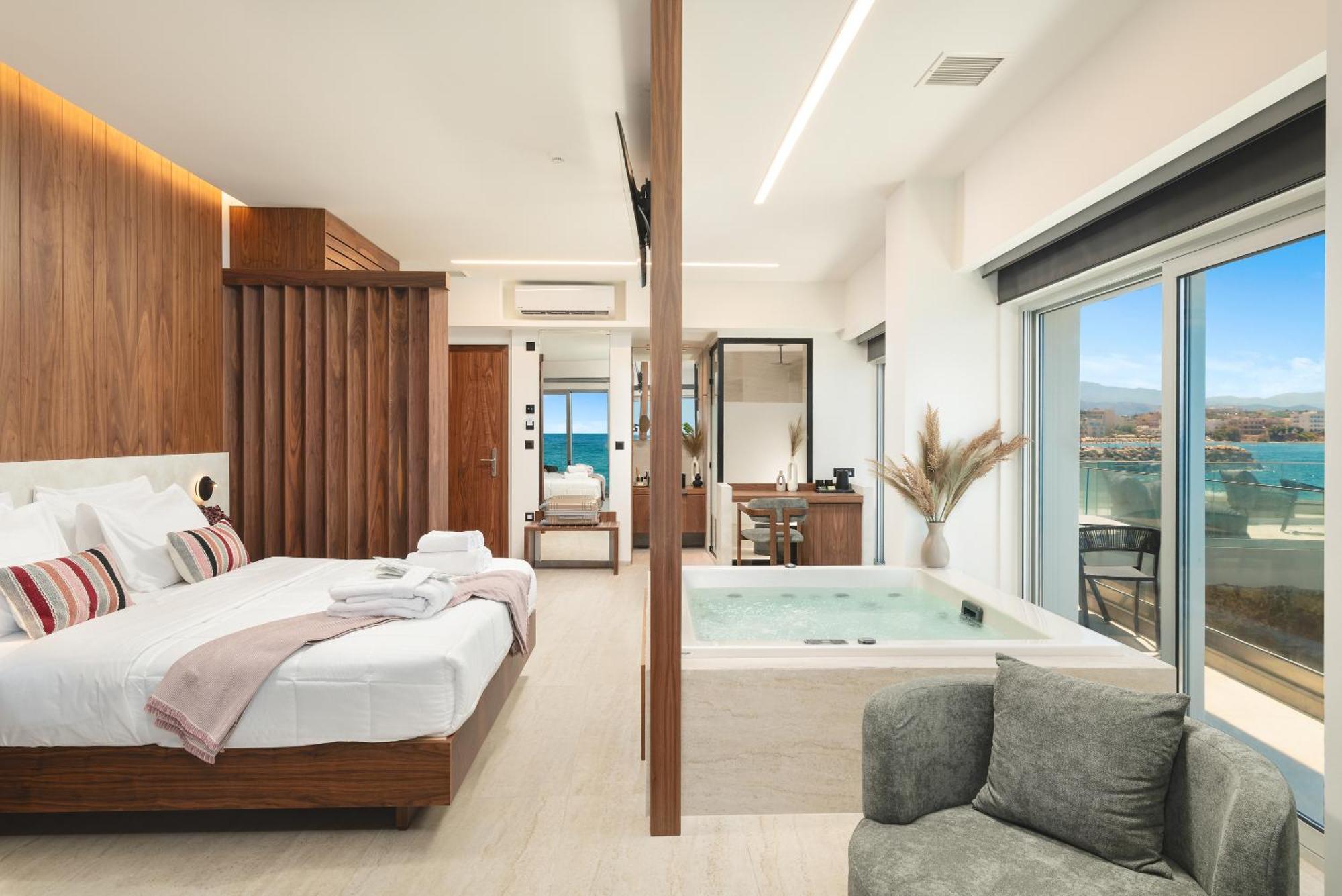 Superior Seafront Suite Indoor Hot tub