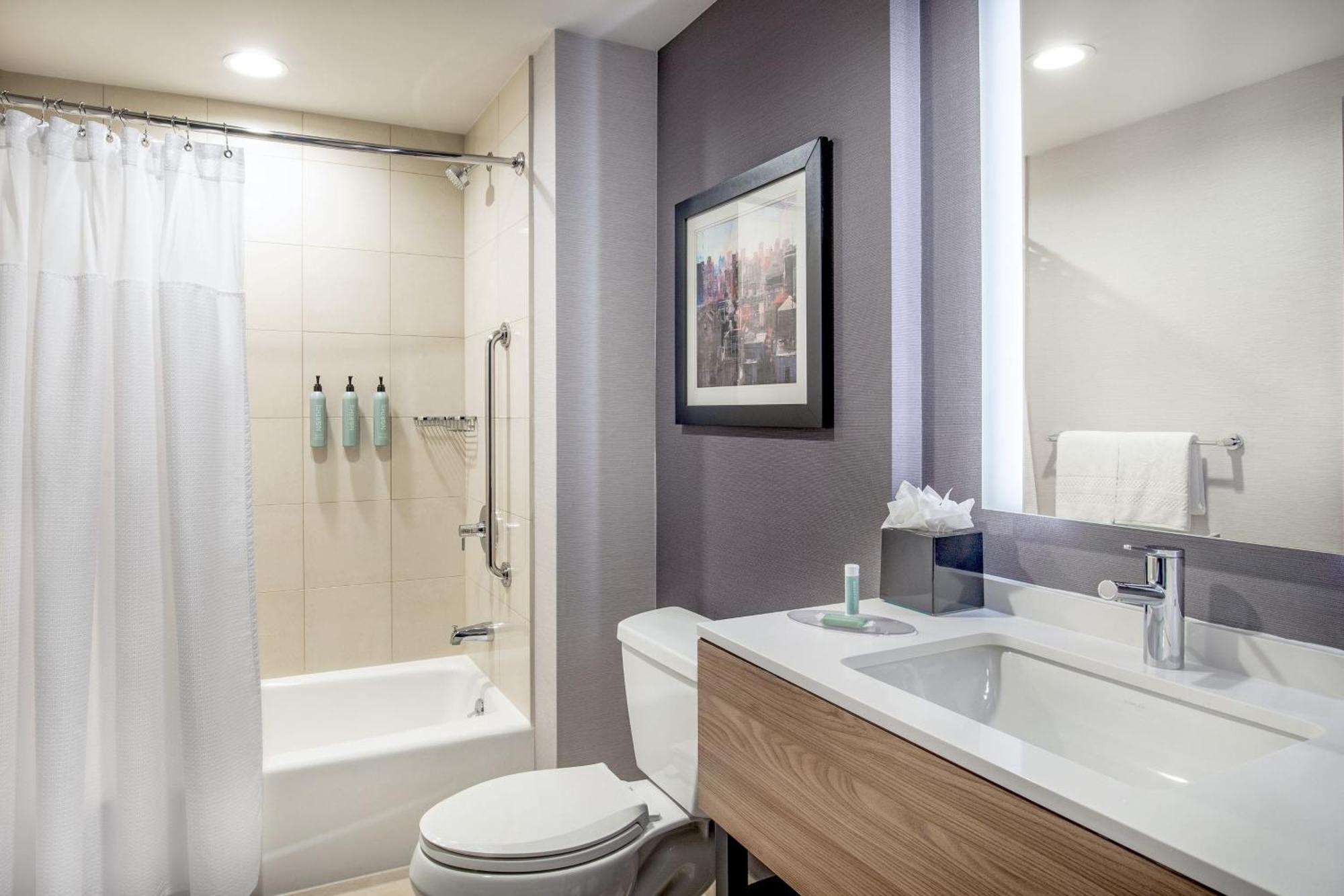 Quarto Queen com 2 Camas Queen-size e Vista da Cidade