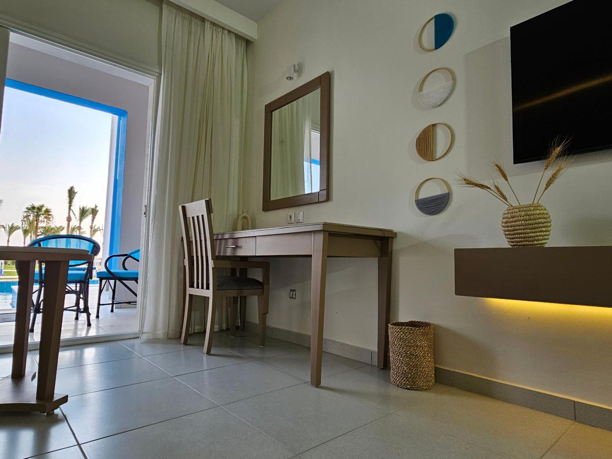 Habitación con acceso directo desde la piscina