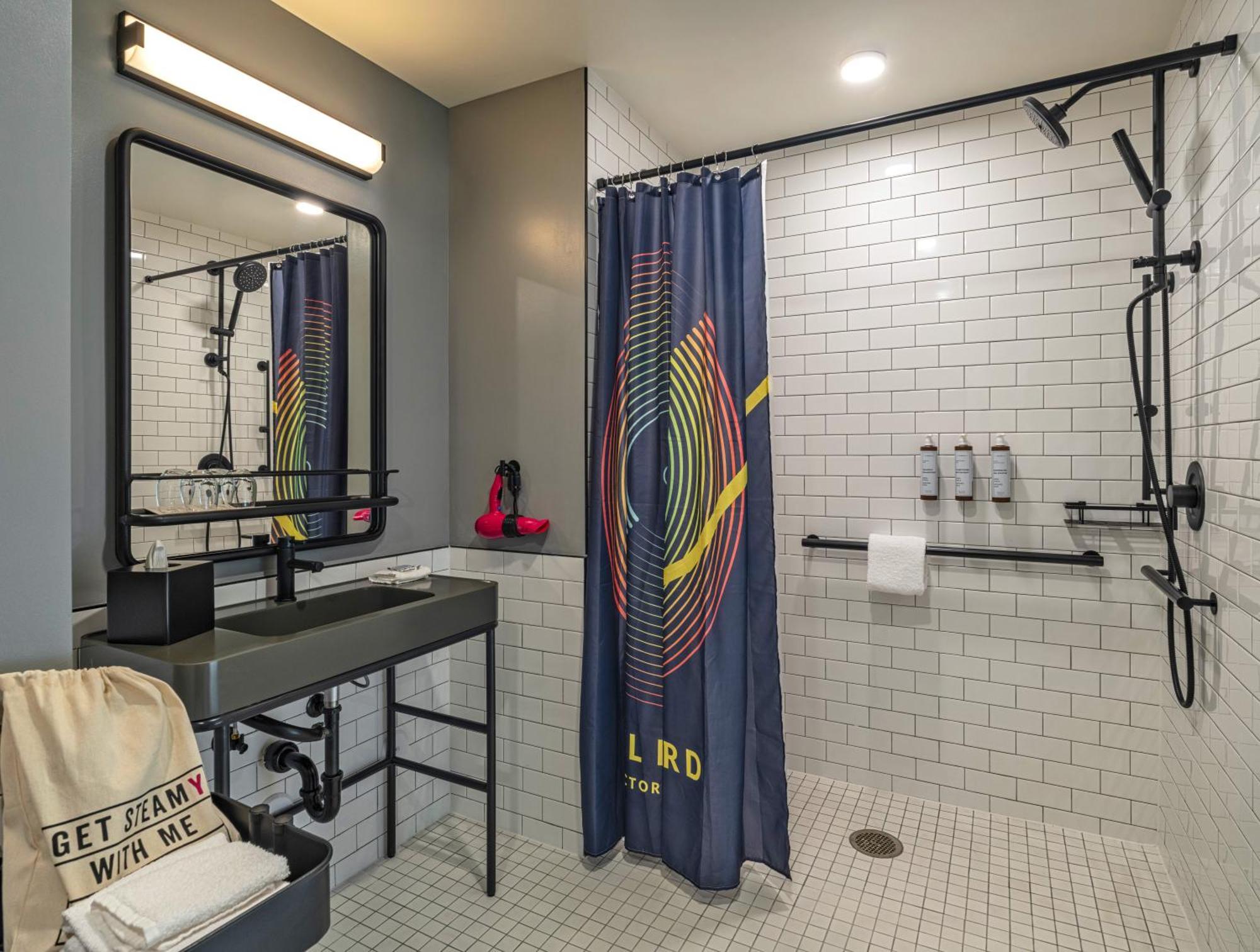 Kamer met Queensize Bed en Uitzicht op de Stad
