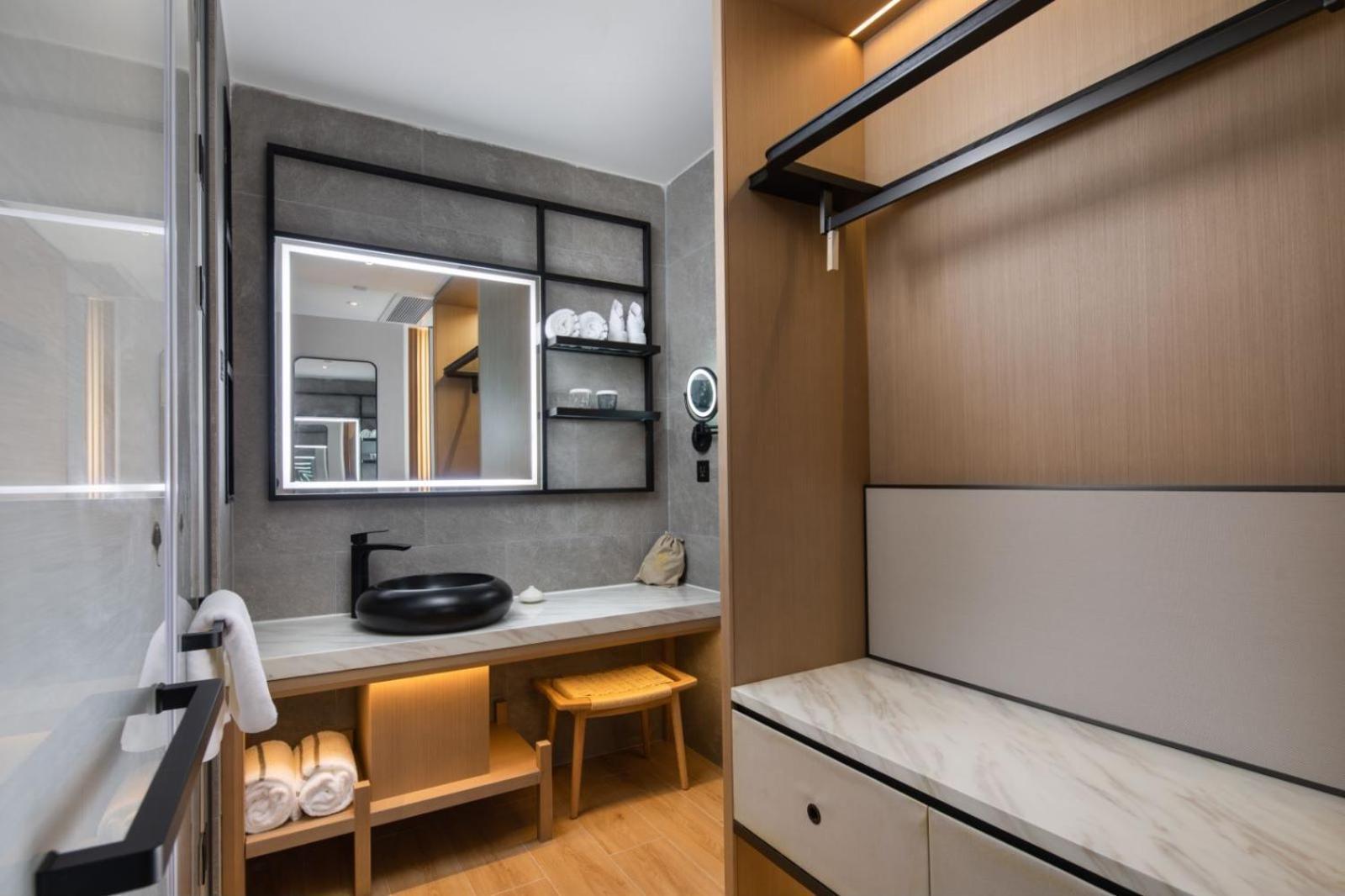 Courtyard King Room