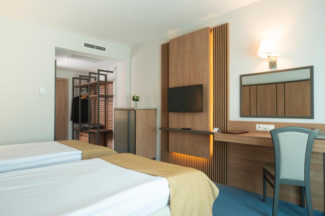 Twin Room,1619167765:JPEG