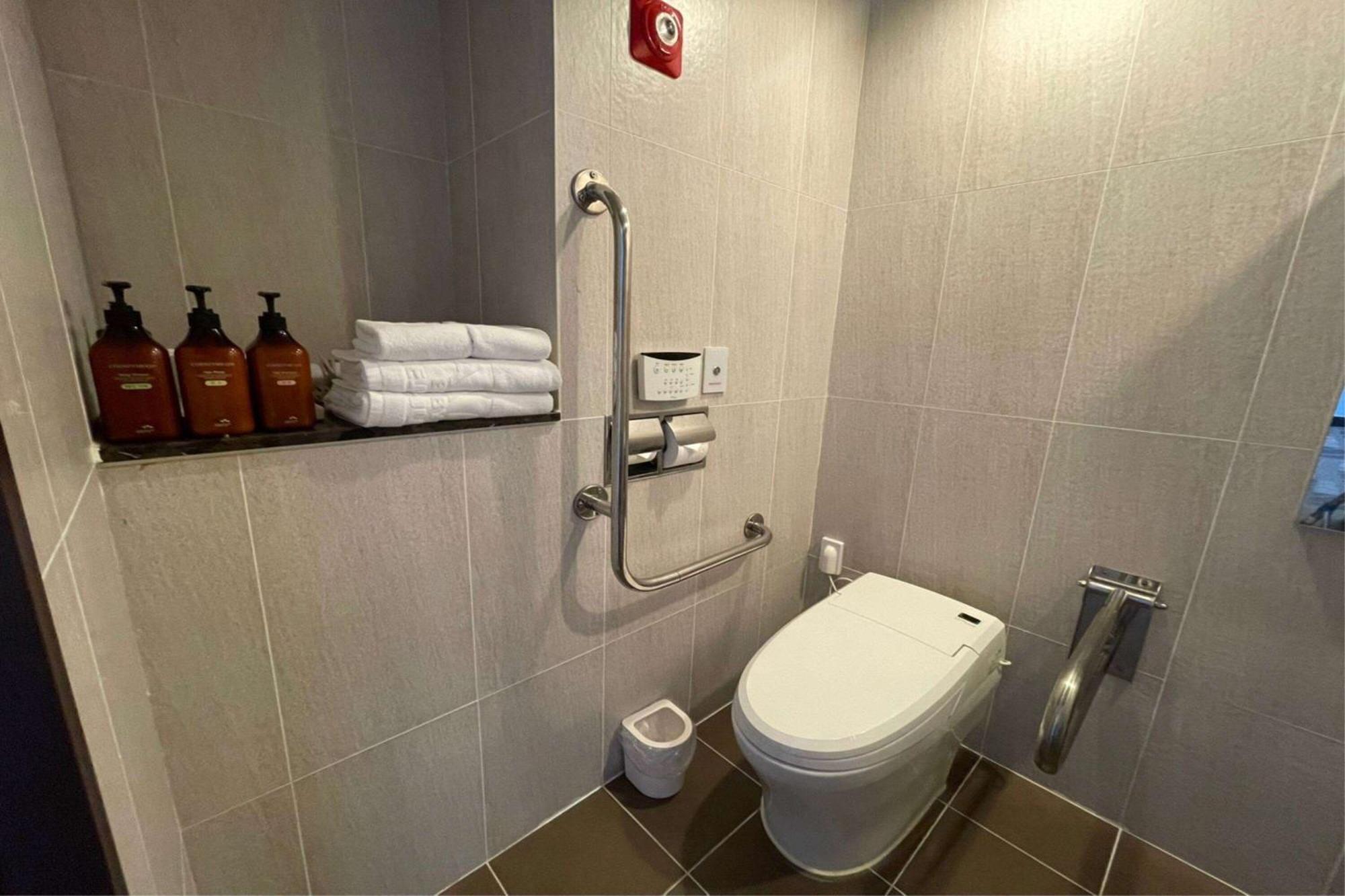 Room with Two Single Beds and Tub with Grab Bars - Mobility Accessible - Non-Smoking