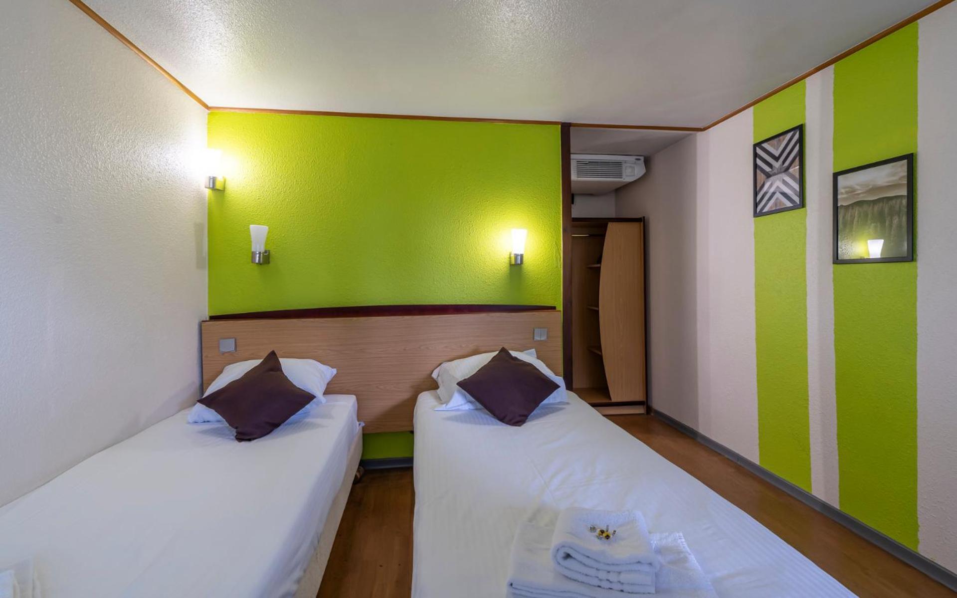 Twin Room,1619409404:JPEG