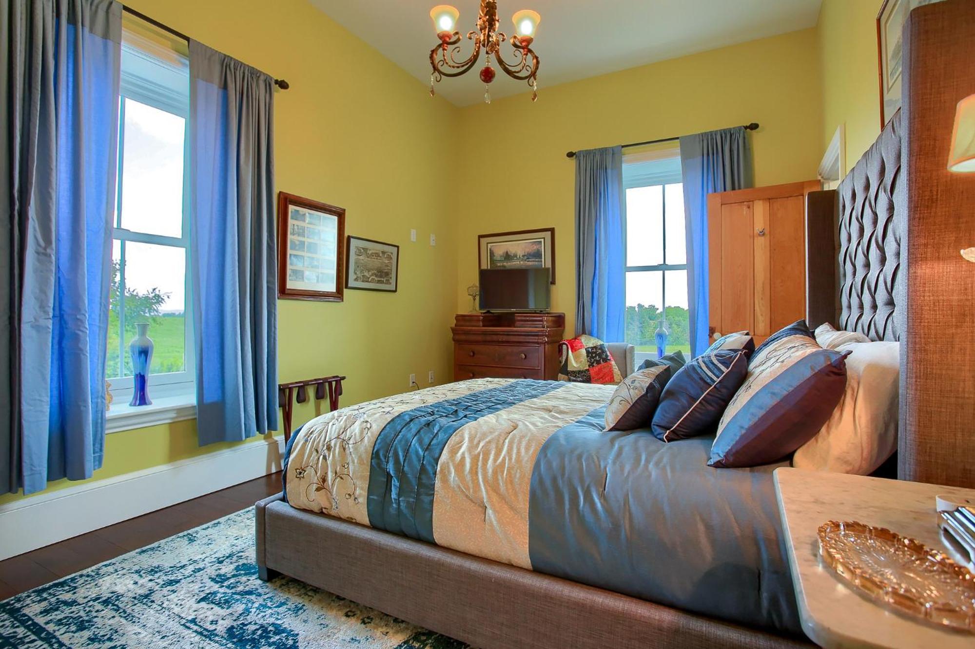 Queen Room with Pool View