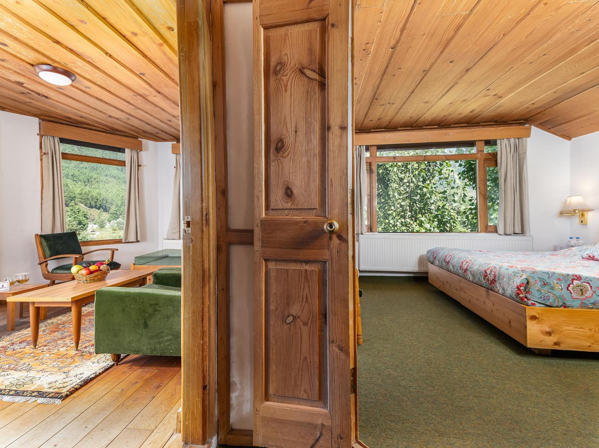 Deluxe River View Suite Room with Bathtub