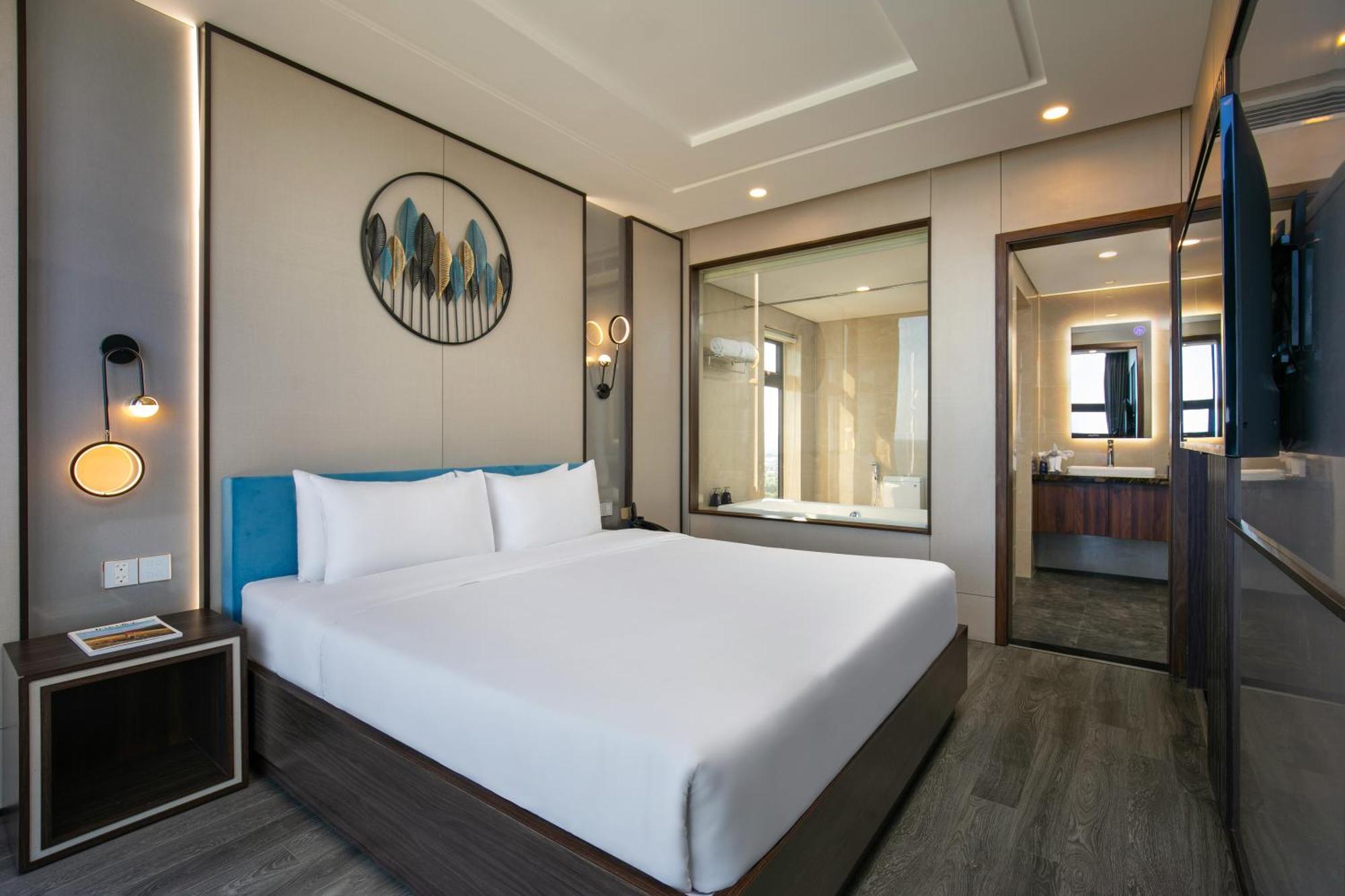 Grand Suite Room with Oceanfront and Bathtub