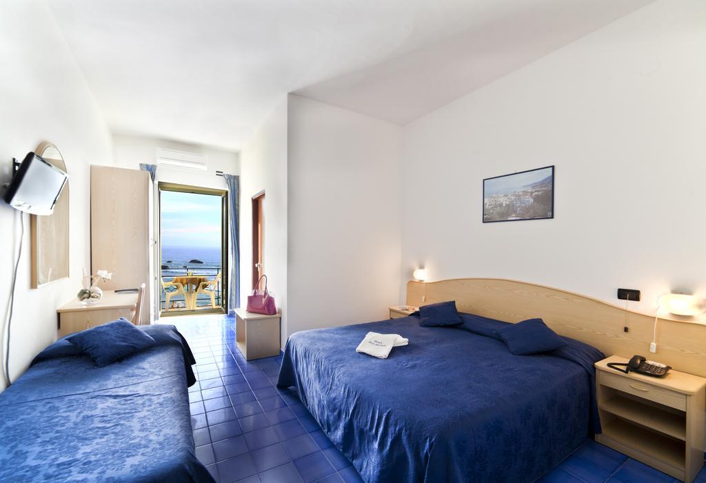 Standard Dreibettzimmer mit Meerblick