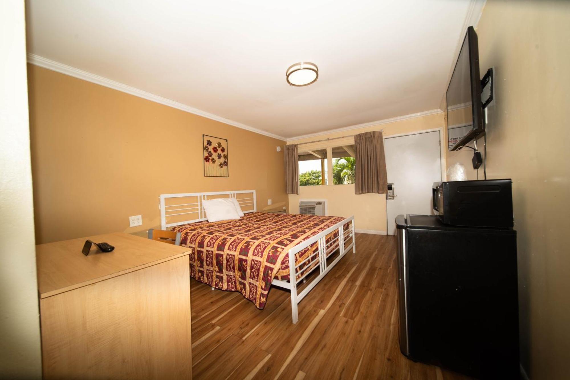 Habitación con cama extragrande.