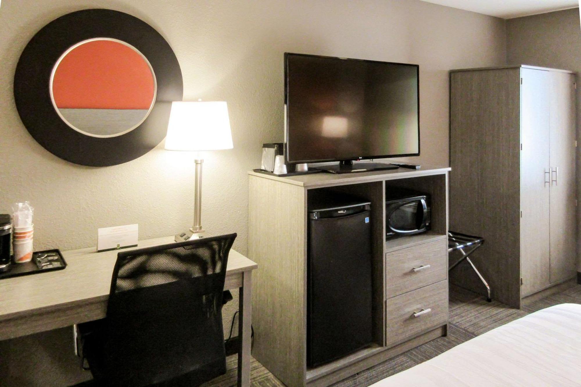 King Room with tub - Accessible/Non-Smoking