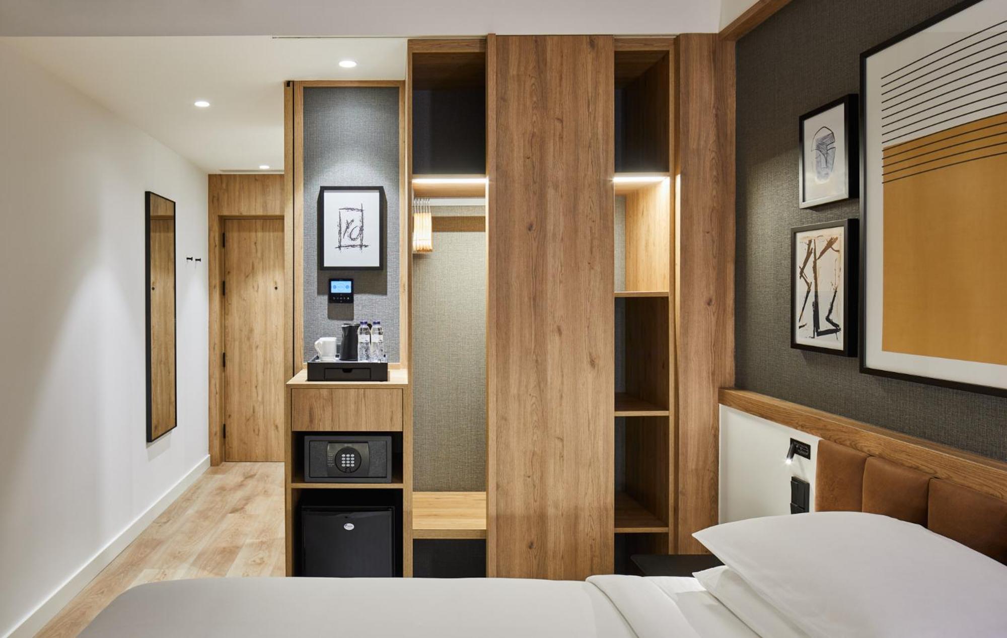 Habitación con cama extragrande.