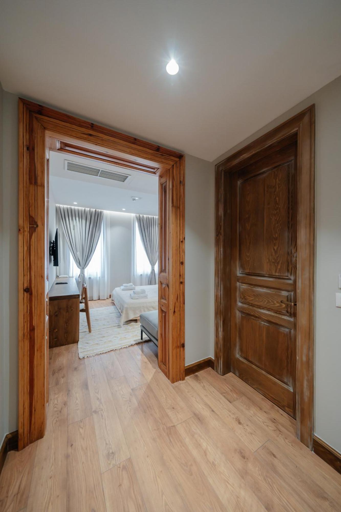 Deluxe Double Room (2 Adults + 1 Child)