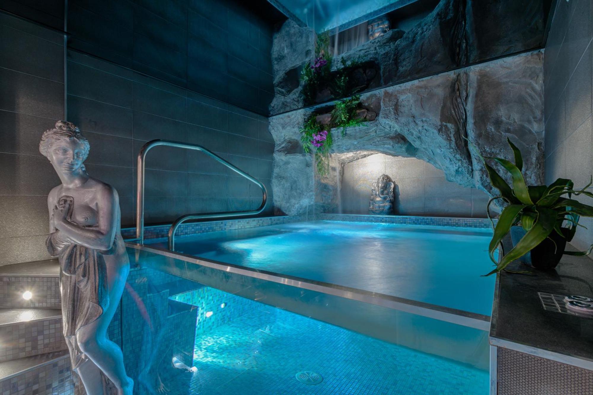 Suite with Private Pool