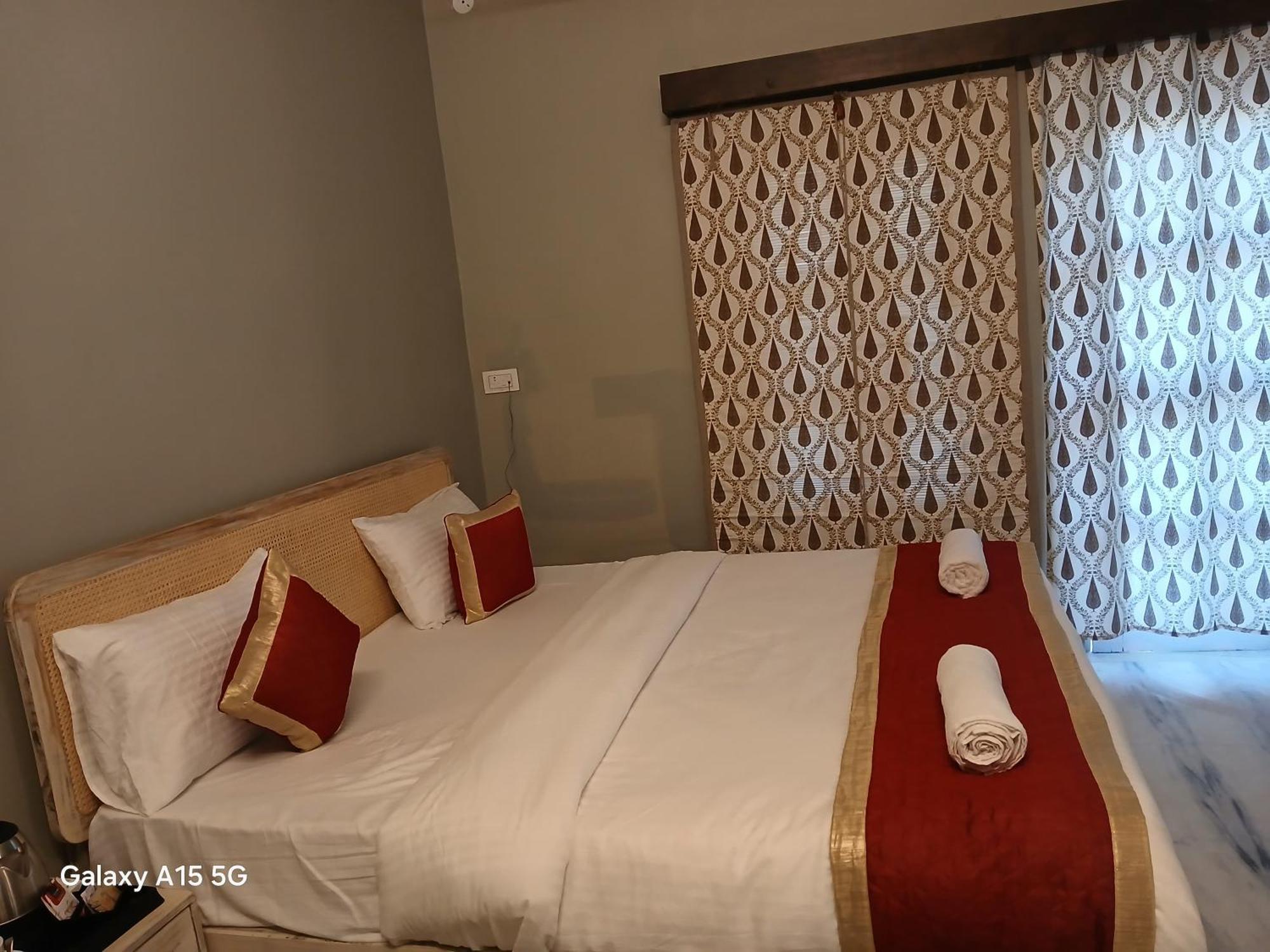 Deluxe Room,1620600386:JPEG