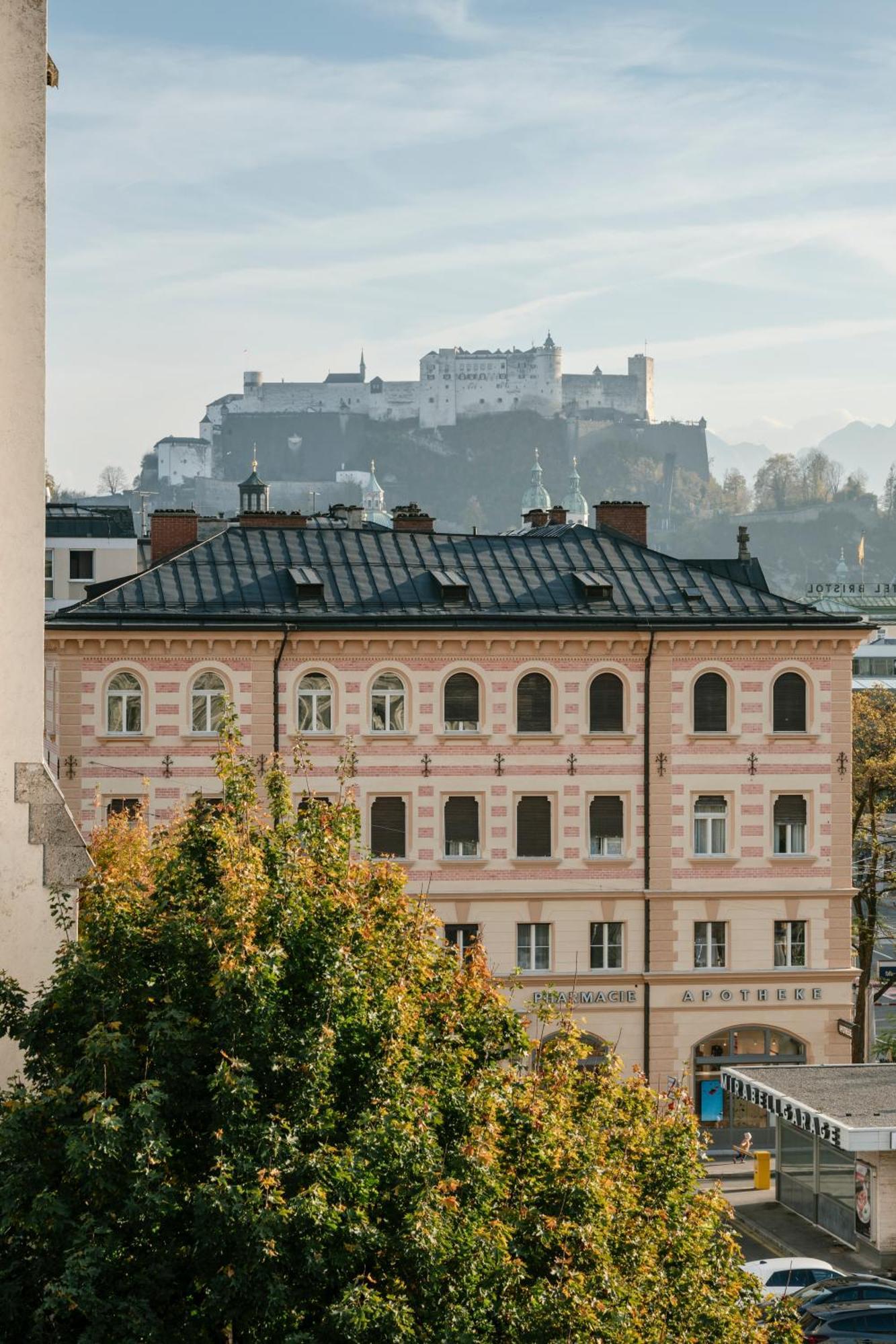 SIGNATURE andrä castle view