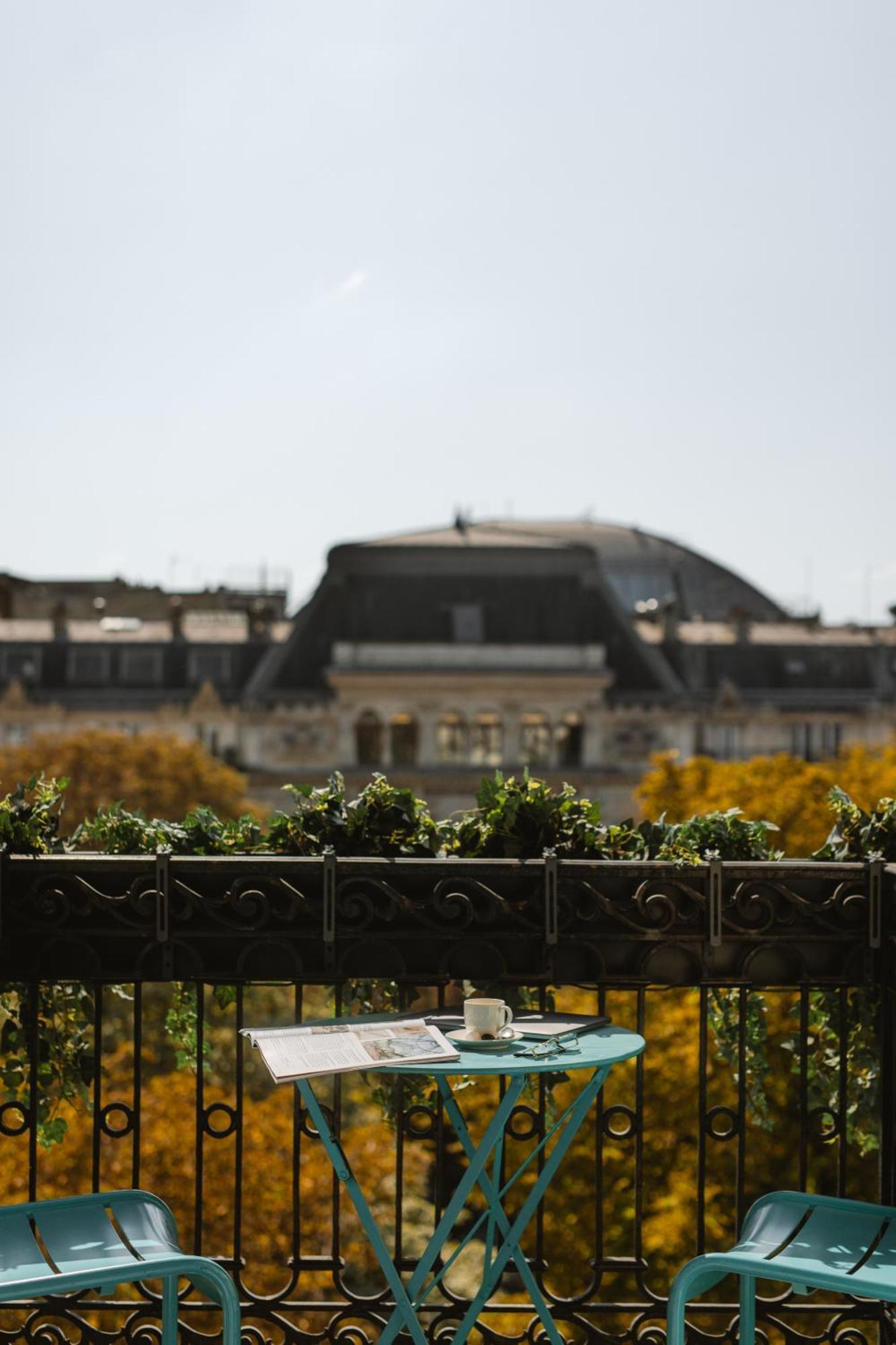 Cosy Room Balcony Paris View