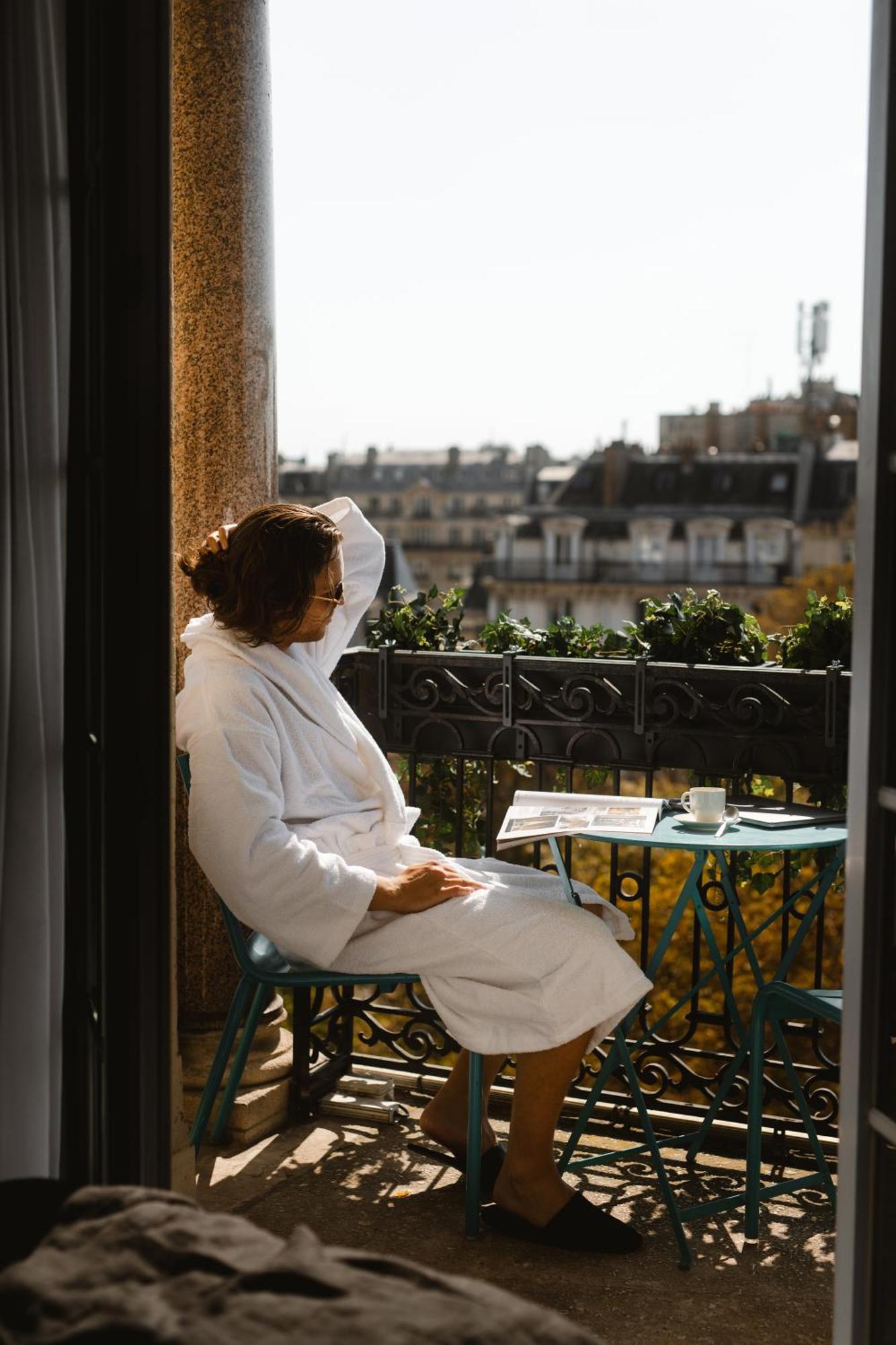 Cosy Room Balcony Paris View