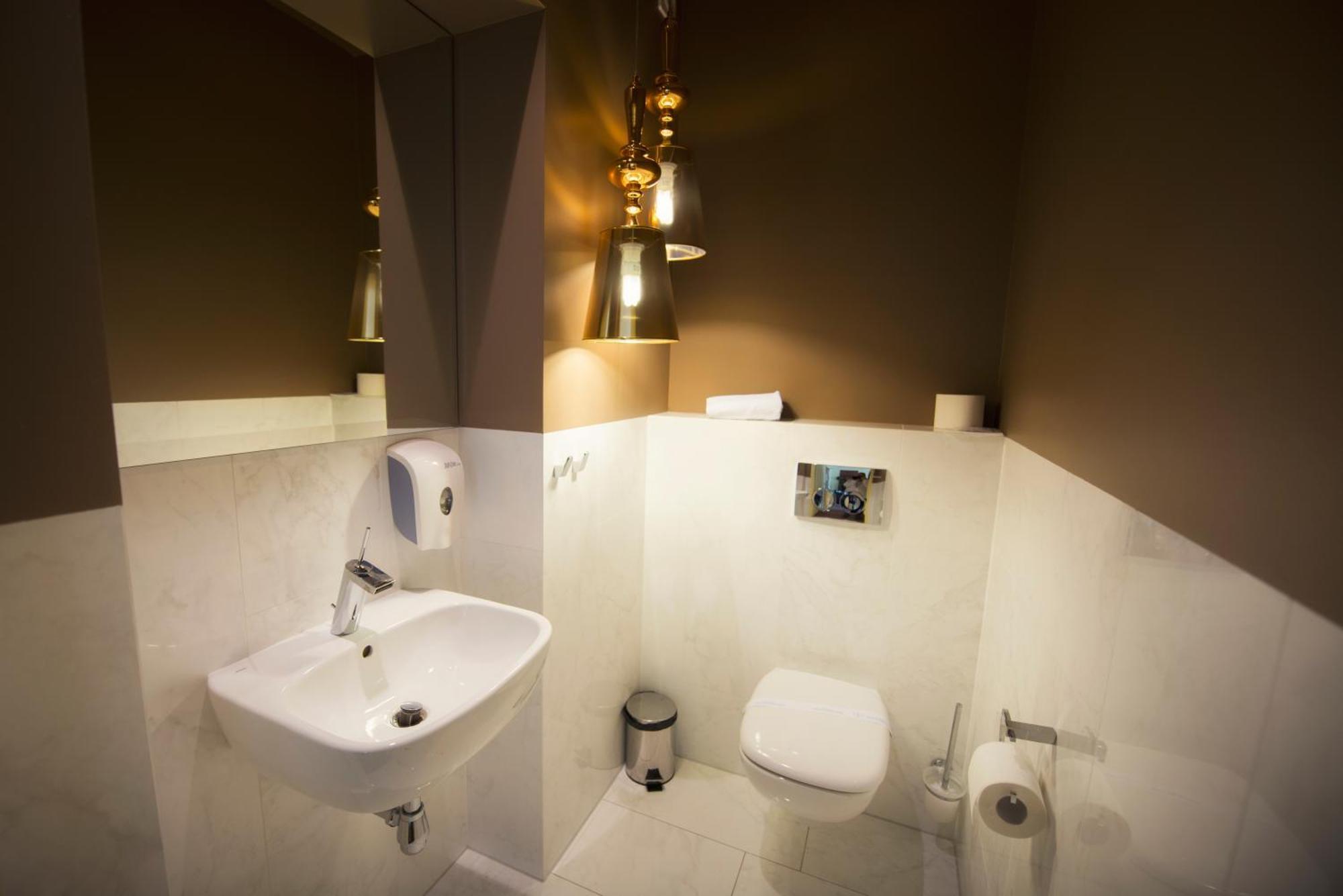 Queen Suite with Two Single Beds with access to the wellness and fitness area