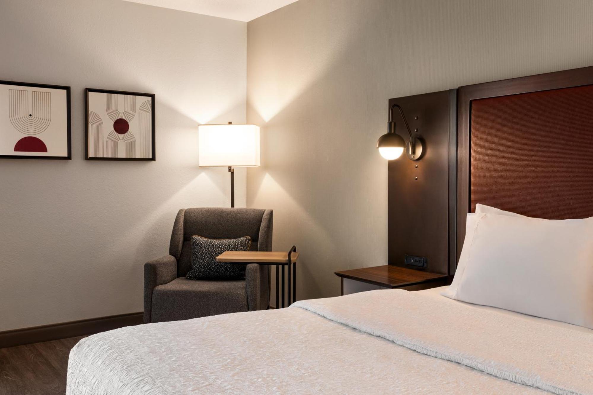 King Room with King Bed - Non-Smoking