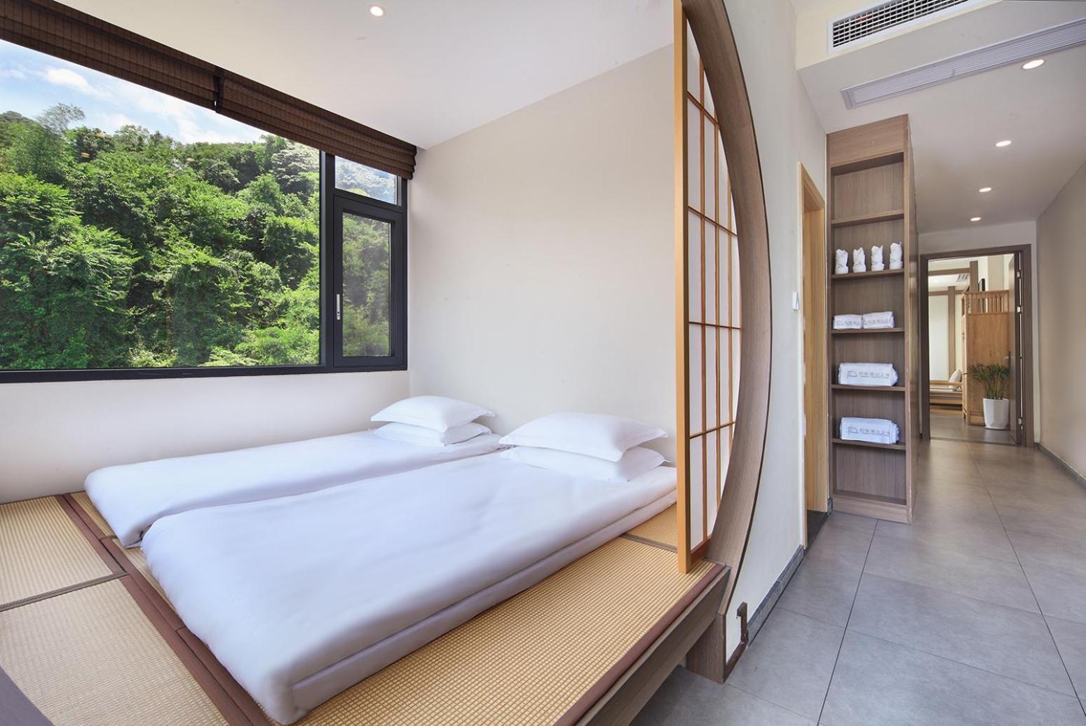 Deluxe Suite with Spa Bath