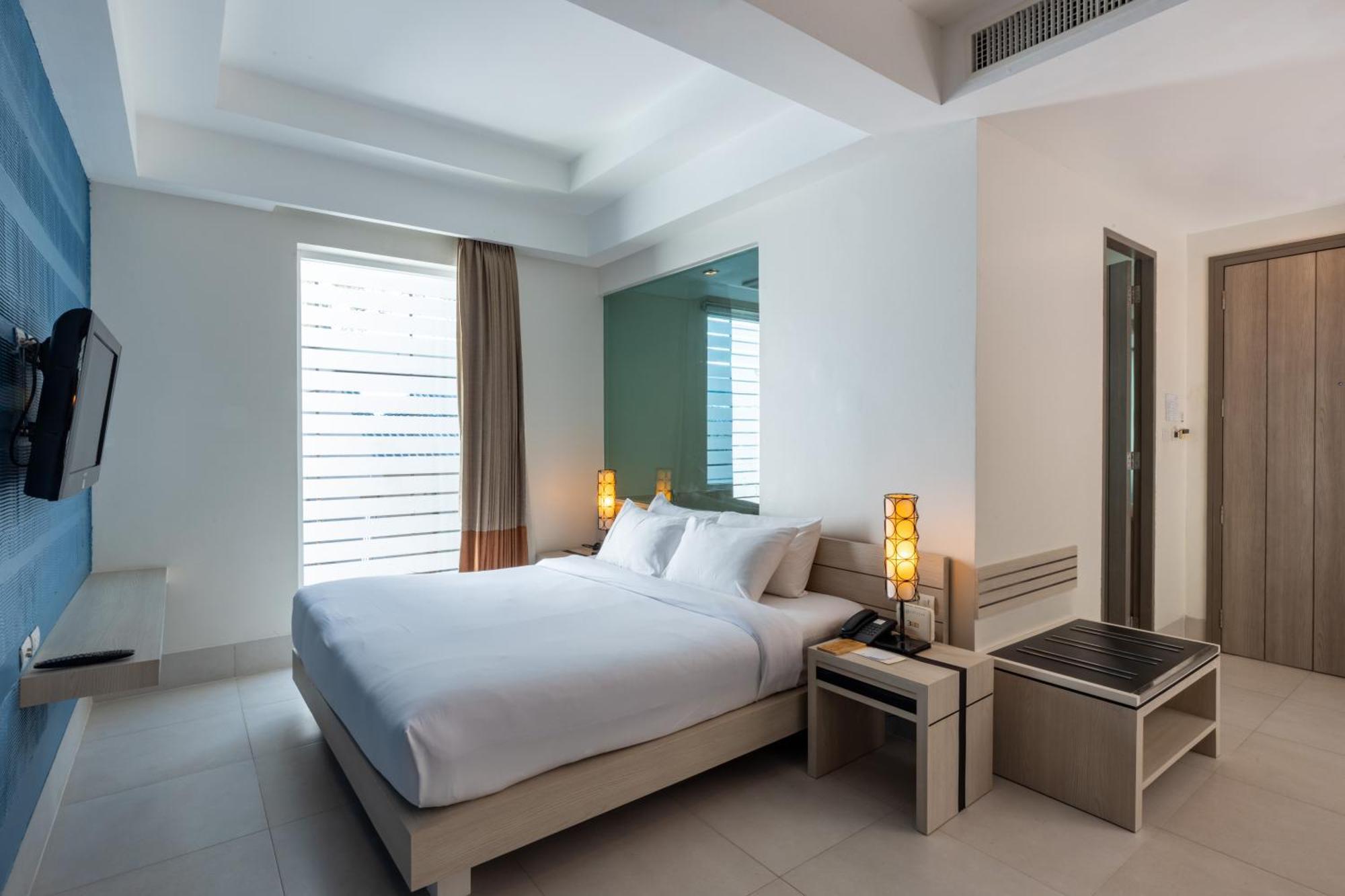 Pool Access Mini Suite
