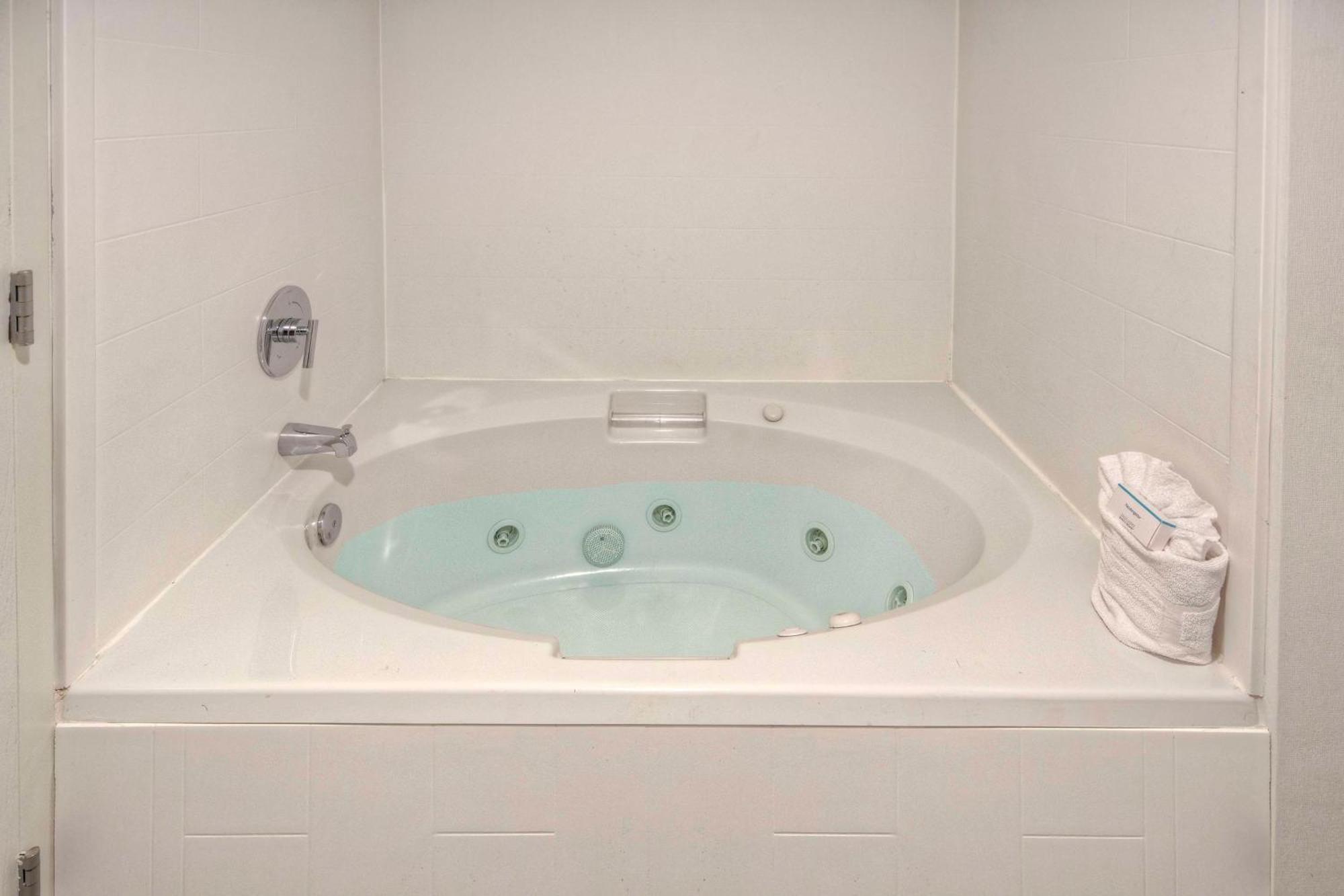King Studio Suite with Whirlpool - Non-Smoking