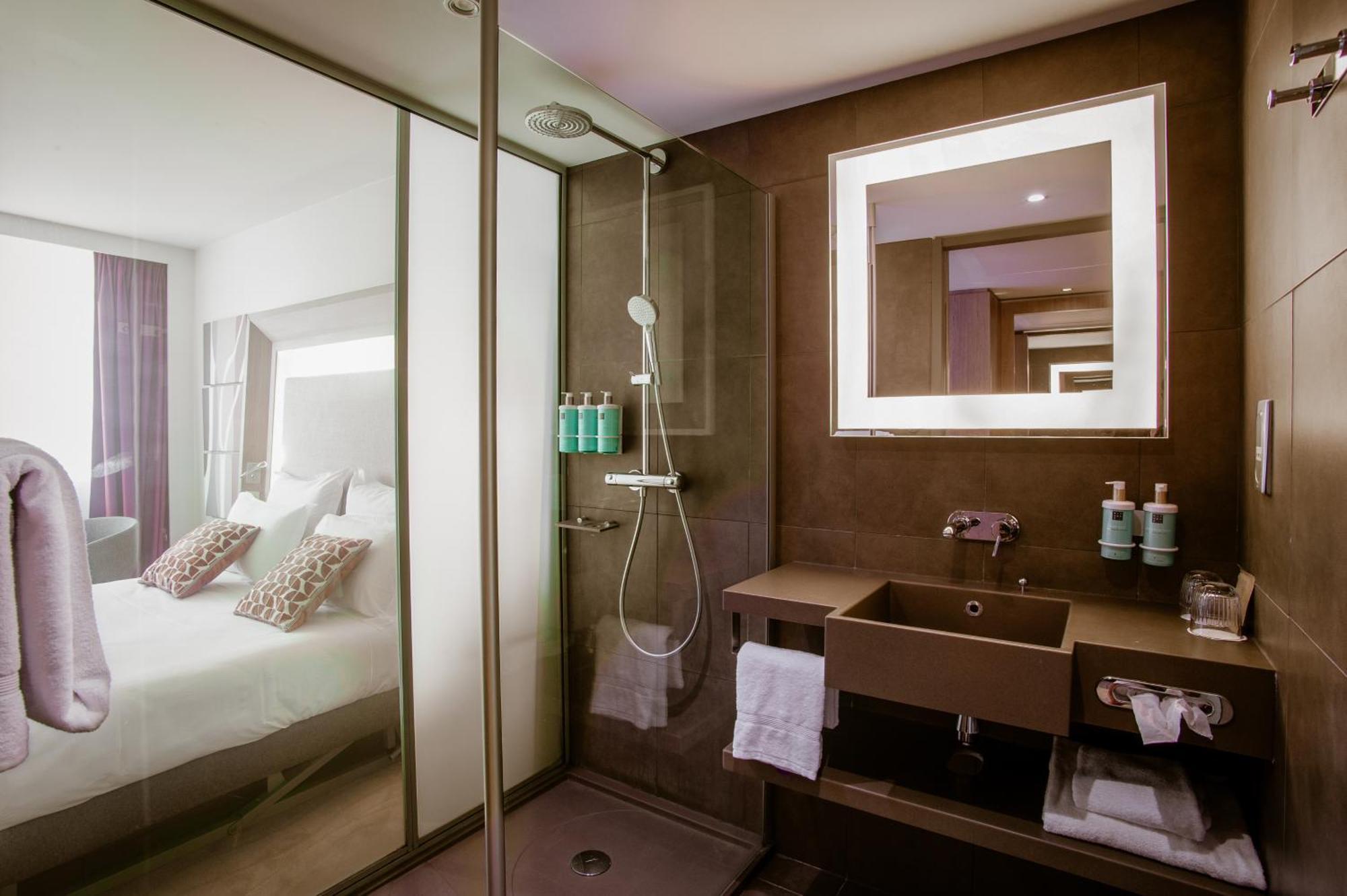 Executive Double Room with Sofa and River View