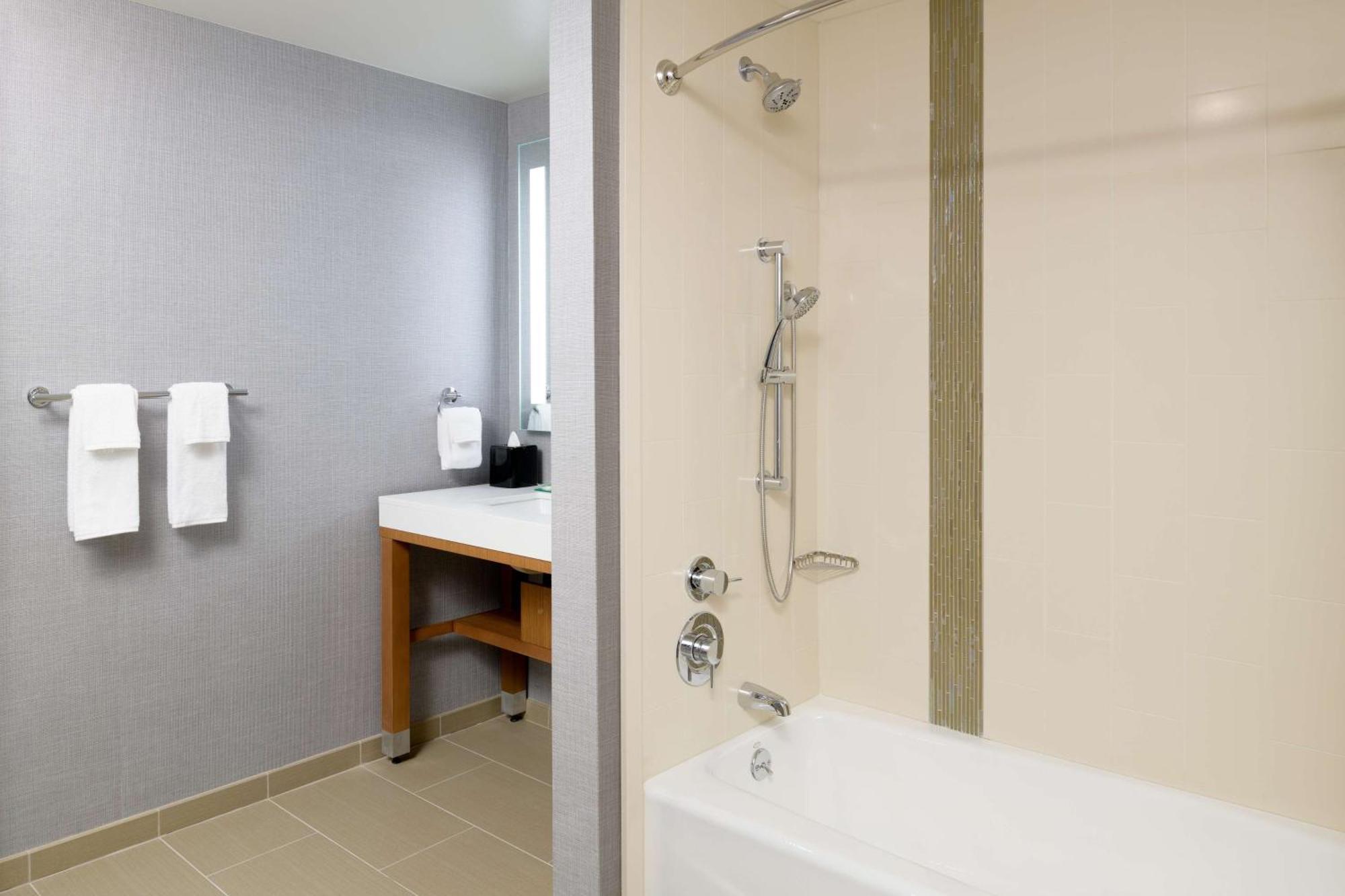 King Room Accessible Tub,1621441105:JPEG