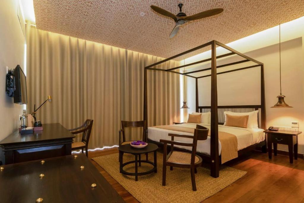 Kamer met Kingsize Bed en Uitzicht op de Bergen